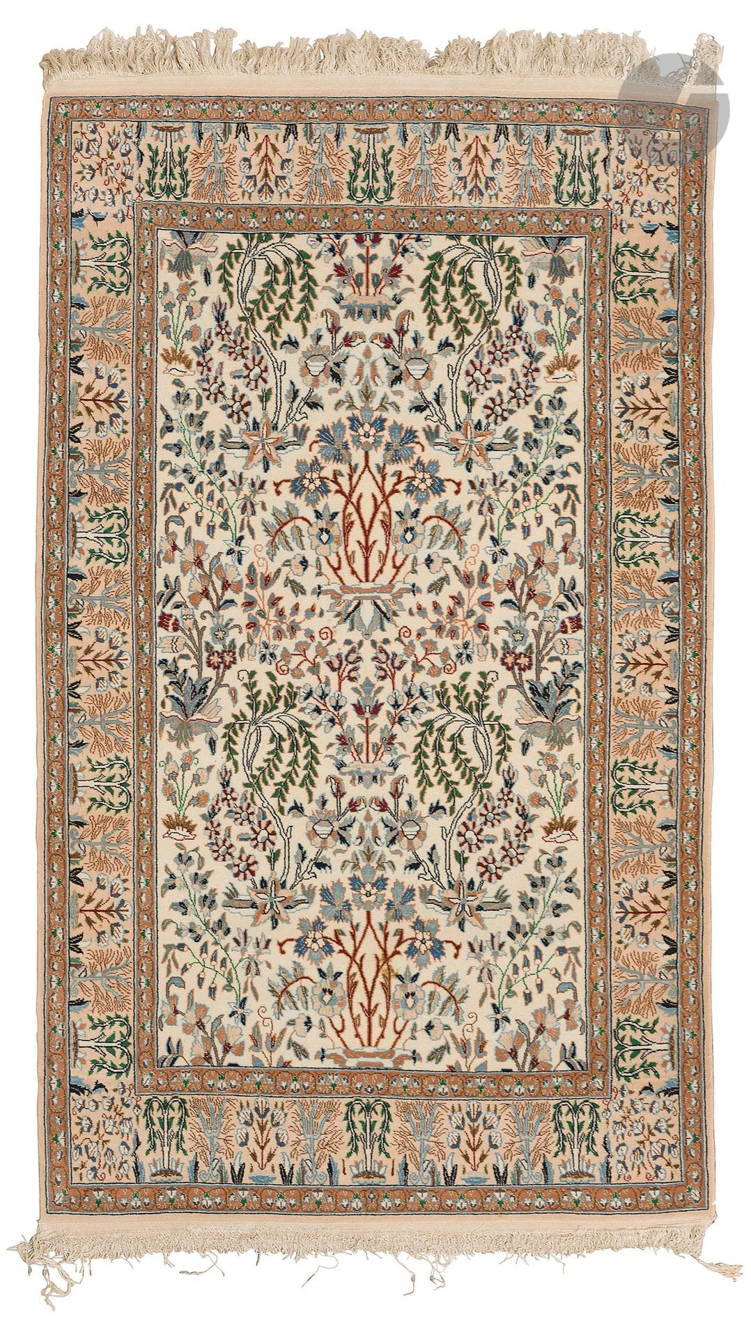 NAIN, XXe siècle, velours laine, chaînes et trames coton.
Tapis à fond ivoire décoré de multiples arbustes, bordure tabac à arbustes. 
117 x 192 cm