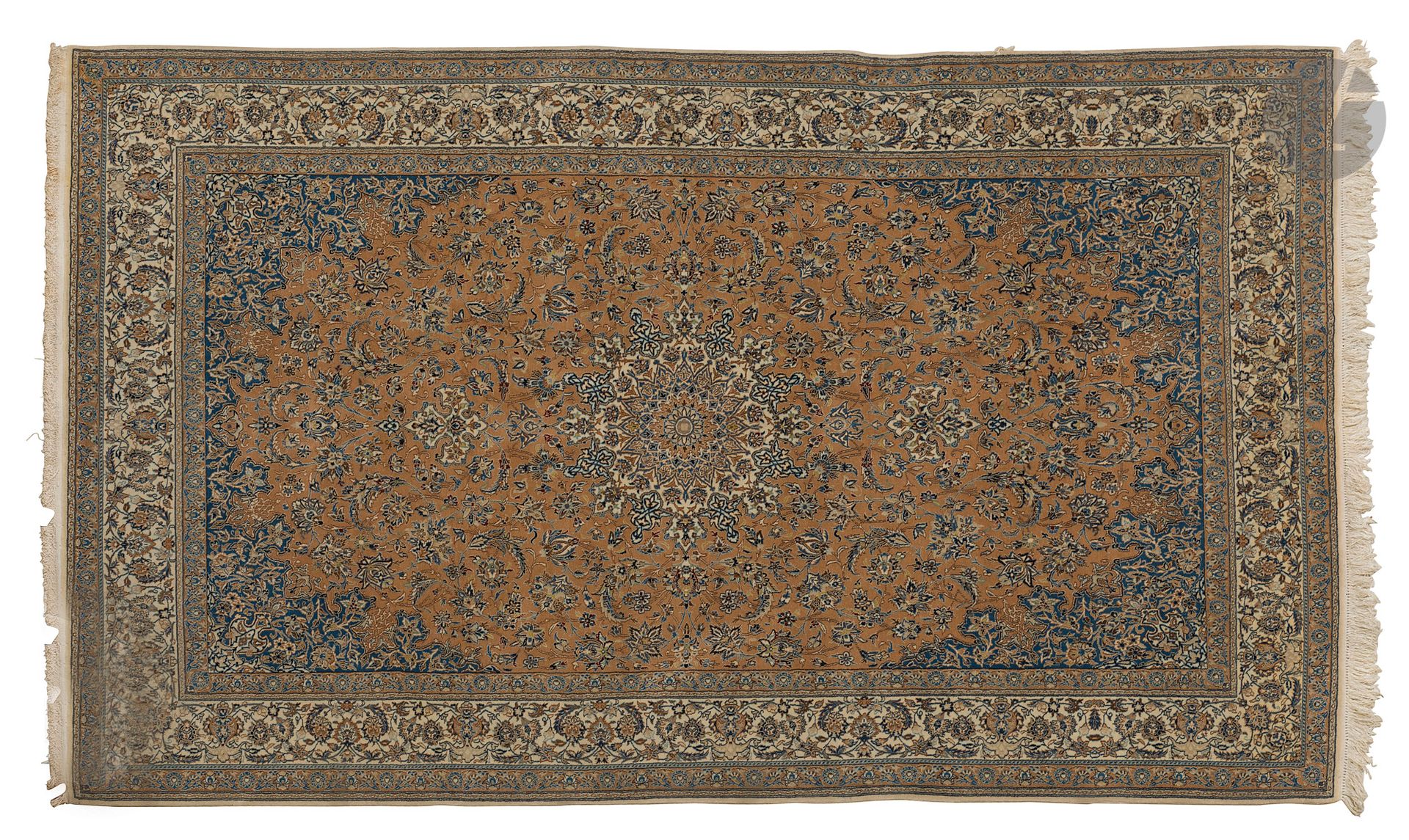 NAIN, XXe siècle, velours laine, chaînes et trames coton.
Tapis à médaillon central ivoire sur un fond vieux rose à rinceaux fleuris, bordure ivoire à guirlandes de fleurs. 277 x 175 cm
