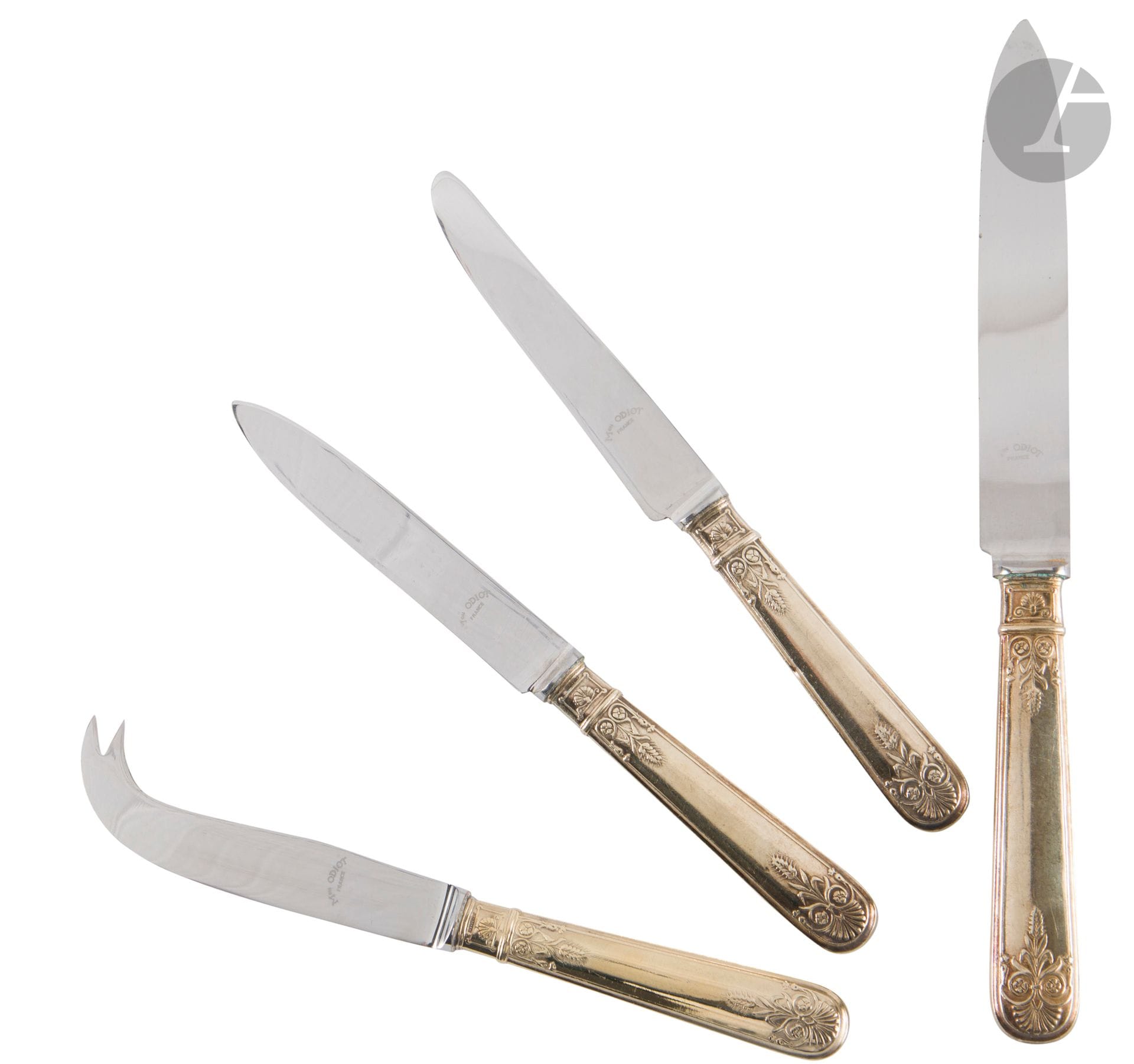 ODIOT
Ménagère de couteaux en métal argenté, les lames en métal. Modèle à palmettes, épis de blé et enroulements. Elle est composée de 84 pièces : 30 couteaux de table, lames à bout pointu ; 24 couteaux à fromage, lames à bout rond ; 24 couteaux à entremets, lames à bout pointu : 6 couteaux à servir le fromage