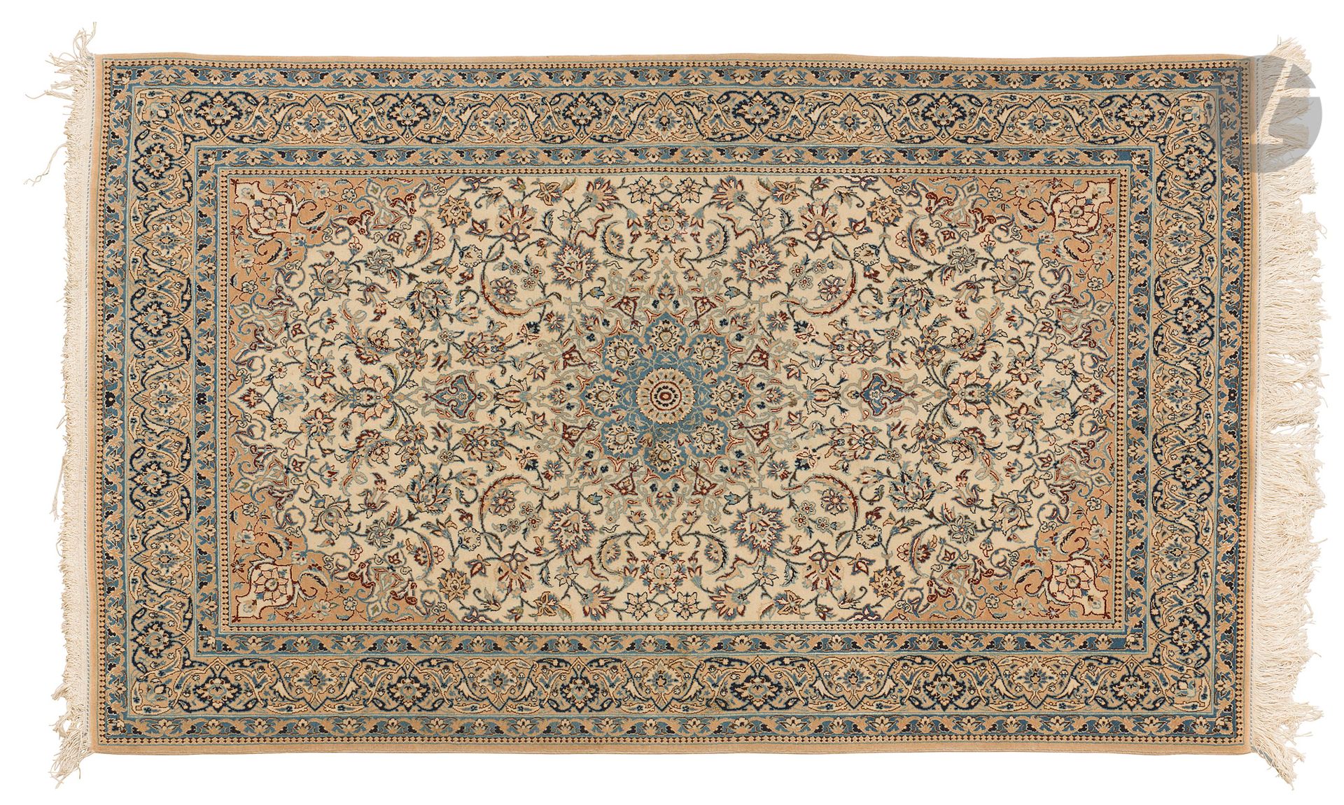 NAIN, XXe siècle, velours laine et soie (5%), chaînes et trames coton.
Tapis à médaillon central bleu roi sur un fond ivoire à rinceaux fleuris, bordure tabac à guirlandes de fleurs.
186 x 116 cm