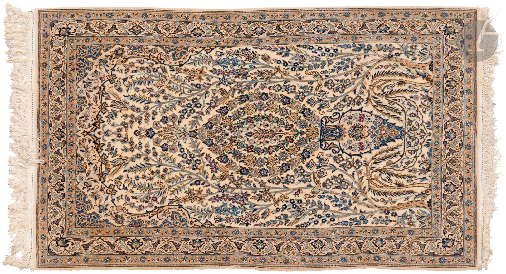 NAÏN, XXe siècle, velours laine, chaînes et trames coton.
Tapis à décor d’un important vase fleuri sur un fond ivoire parsemé de volatiles, petite bordure beige à décor de fleurs. 
132 x 218 cm