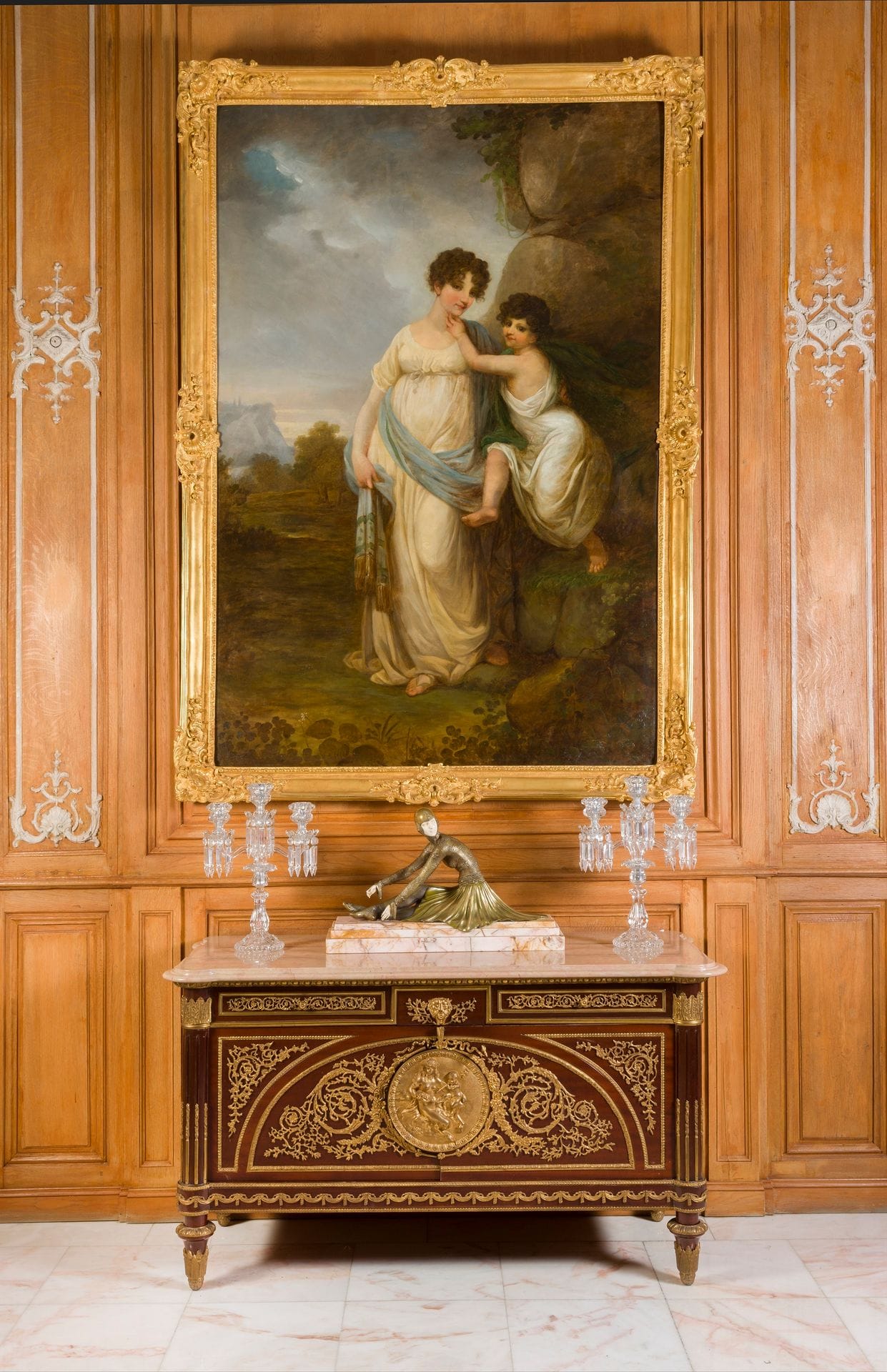 Paire de candélabres en verre moulé à trois lumières dans le goût de la maison Baccarat, à décor de pendeloques.
XXe siècle.
H : 47 cm, L : 32 cm