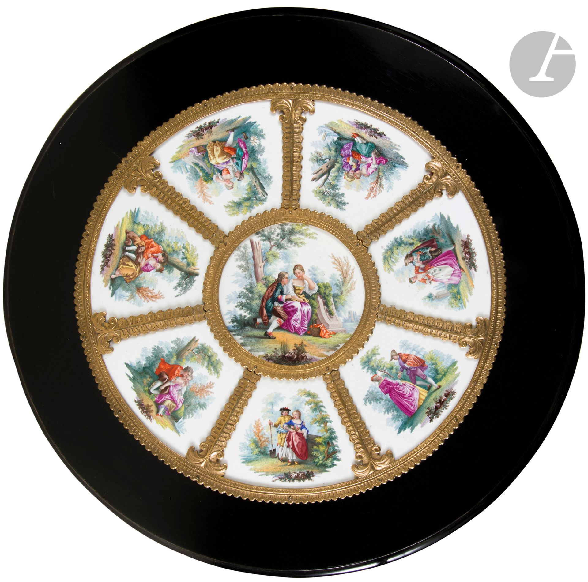 Allemagne
Guéridon en porcelaine dans le style de Meissen à décor polychrome de couples galants et fleurs, le piétement tripode en porcelaine orné de figures des Saisons et d’un amour
Fin du XIXe siècle.
H : 75 cm, D : 74 cm