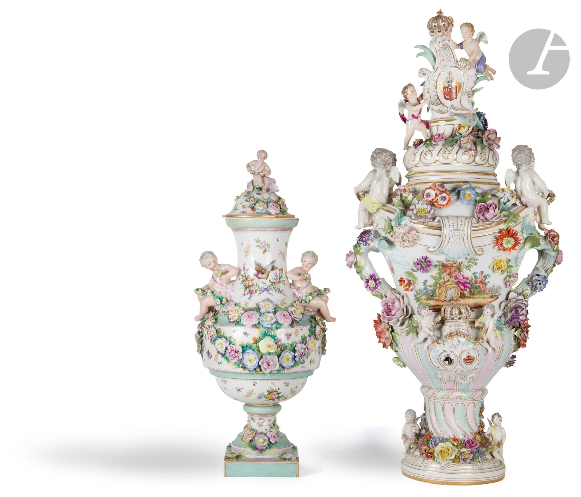 Allemagne
Quatre vases en porcelaine dans le style de Meissen à décor de fleurs et guirlandes en relief et à décor polychrome de couples, dans des paysages, volatiles, fleurs et armoiries.
Fin du XIXe siècle, XXe siècle.
H : 95 cm et 70 cm 
Quelques éclats.
