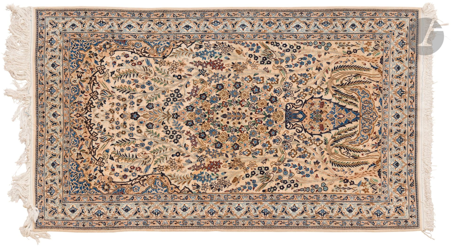 NAÏN, XXth century, wool and silk velvet (about 40%), cotton warps and wefts.
Carpet decorated with a flowery vase inscribed in a mihrab, on an ivory background dotted with birds, small ivory border decorated with flowers. 
132 x 218 cm