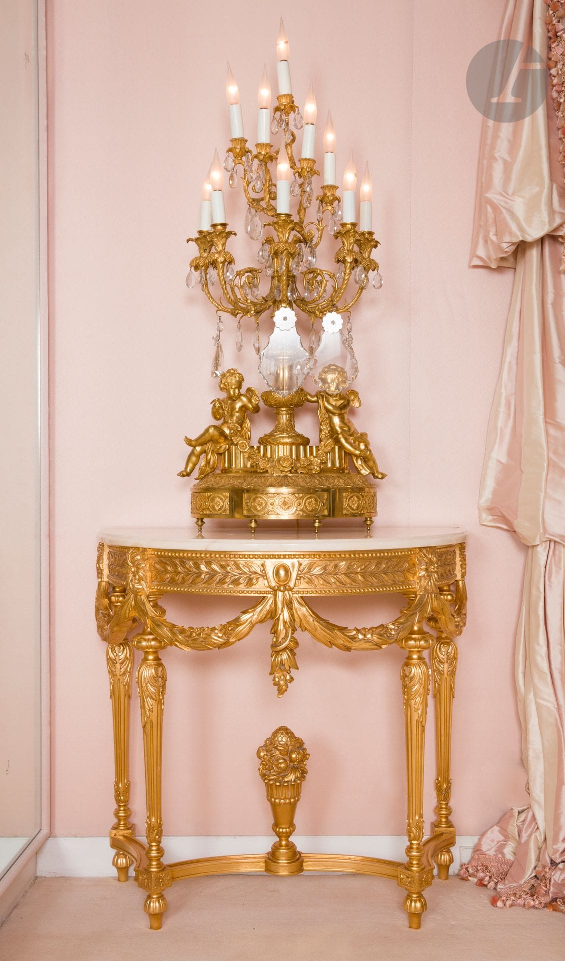 Paire de grands candélabres aux enfants, à dix lumières et décor de pampres de vigne et pendeloques.
Fin du XIXe siècle.
H : 93 cm