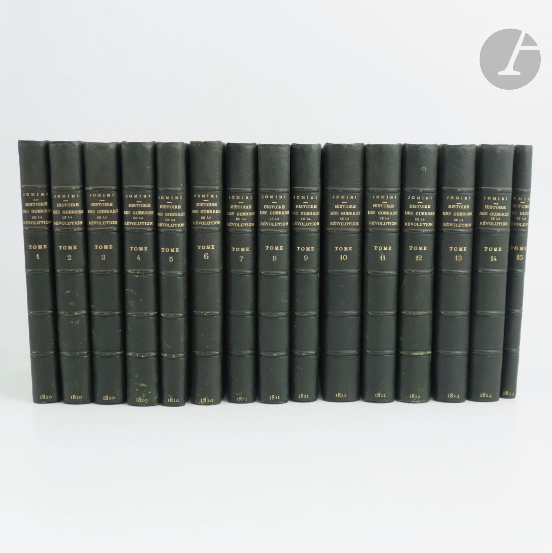 JOMINI (Antoine Henri de).
Histoire critique et militaire des guerres de la Révolution. Nouvelle édition, rédigée sur de nouveaux documens, et augmentée d'un grand nombre de cartes et de plans.
Paris : Anselin et Pochard, 1820-1824. — 15 volumes in-8 et un atlas in-folio, demi-maroquin vert foncé, dos à nerfs, tête mouchetée, non rogné (reliure de la fin du XIXe siècle) et atlas en feuilles sous chemises cartonnées à lacets de l'éditeur.

Nouvelle édition augmentée de cet important ouvrage du général, baron, écrivain et théoricien militaire suisse Antoine Henri de Jomini (1779-1869), couvrant les campagnes militaires allant de 1792 à 1803. Elle comprend plusieurs tableaux hors texte dépliants.
Exemplaire complet de l'atlas comprenant 45 cartes et plans en feuilles et dépliants, répartis dans quatre chemises à lacets de l'éditeur. Parmi ces 45 planches figurent bien la carte divisée en quatre grandes feuilles représentant le « théâtre de la guerre dans les Alpes, en Italie, Tyrol, Suisse et Haute-Allemagne ; depuis Strasbourg jusqu'à Vienne, et de Besançon jusqu'à la Croatie ». Les feuillets de texte y sont également bien présents.
Bon exemplaire. Quelques déchirures sur les bords de certaines cartes. Défauts aux chemises.

On joint :
- JOMINI (Antoine Henri de). Atlas portatif pour l'intelligence des relations des dernières guerres, publiées sans plans ; notamment pour la vie de Napoléon. Paris : Anselin, s.d. — In-folio, demi-veau havane, dos à nerfs orné (reliure de l'époque).
Exemplaire complet du titre, du feuillet d'avertissement, des 75 pages de textes et des 36 cartes.
Reliure abîmée, manque le premier caisson et une partie du dernier. Les cartes dépliantes lettrées A et B présentent d'importantes déchirures sans manque cependant.