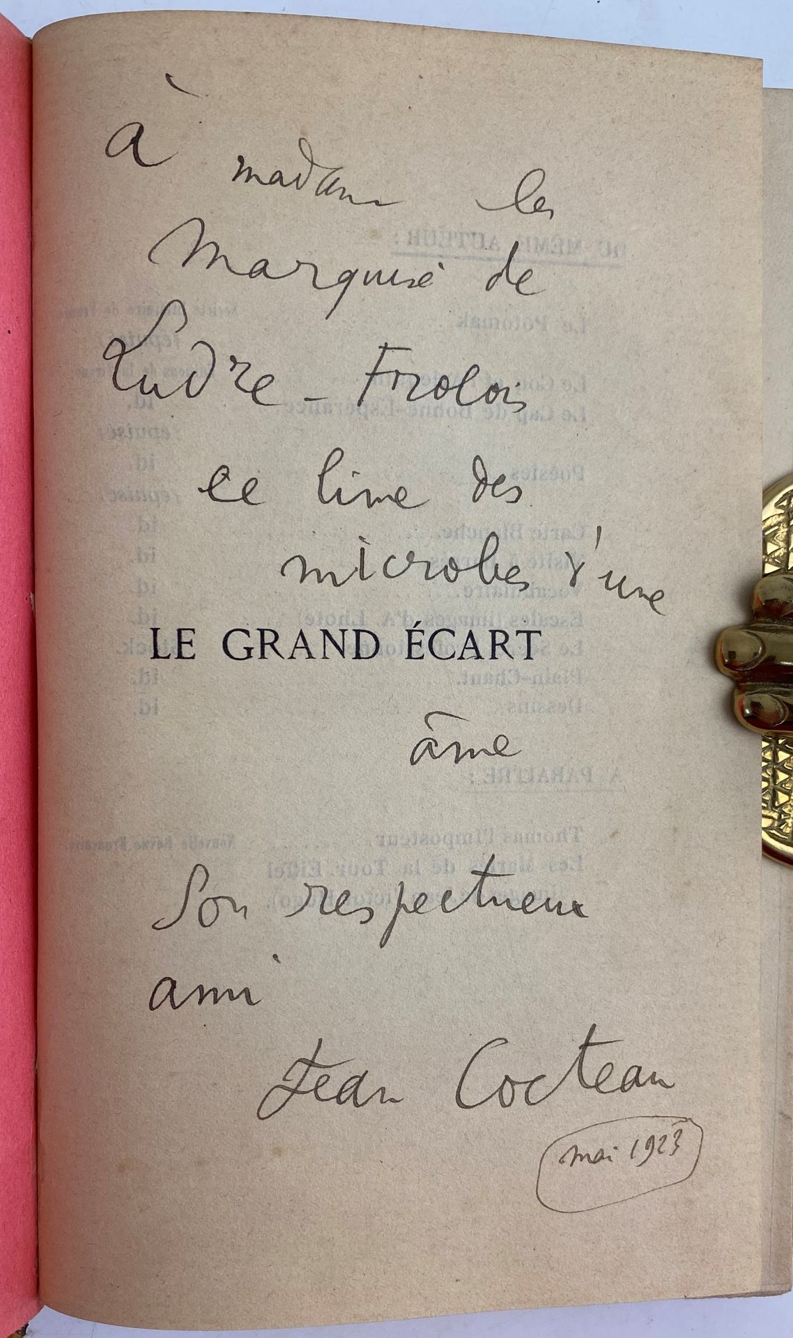COCTEAU (Jean).
Le Grand écart. Novel.
Paris : Librairie Stock, 1923. - In-12, beige paper bradel cardboard decorated with a gilded repetition, smooth spine, untrimmed, cover preserved (cardboard of the time).

New edition published the year of the original. It bears on the title the mention "tenth edition".

EXAMPLE OF THE MARQUISE SOLANGE DE LUDRE-FROLOIS (1874-1949), bearing this beautiful autograph letter signed by Cocteau on the false title:

"to madame la // Marquise. de // Ludre-Frolois // this book of // microbes of a // soul // Her respectful // friend // Jean Cocteau // May 1923"

Copy well preserved.