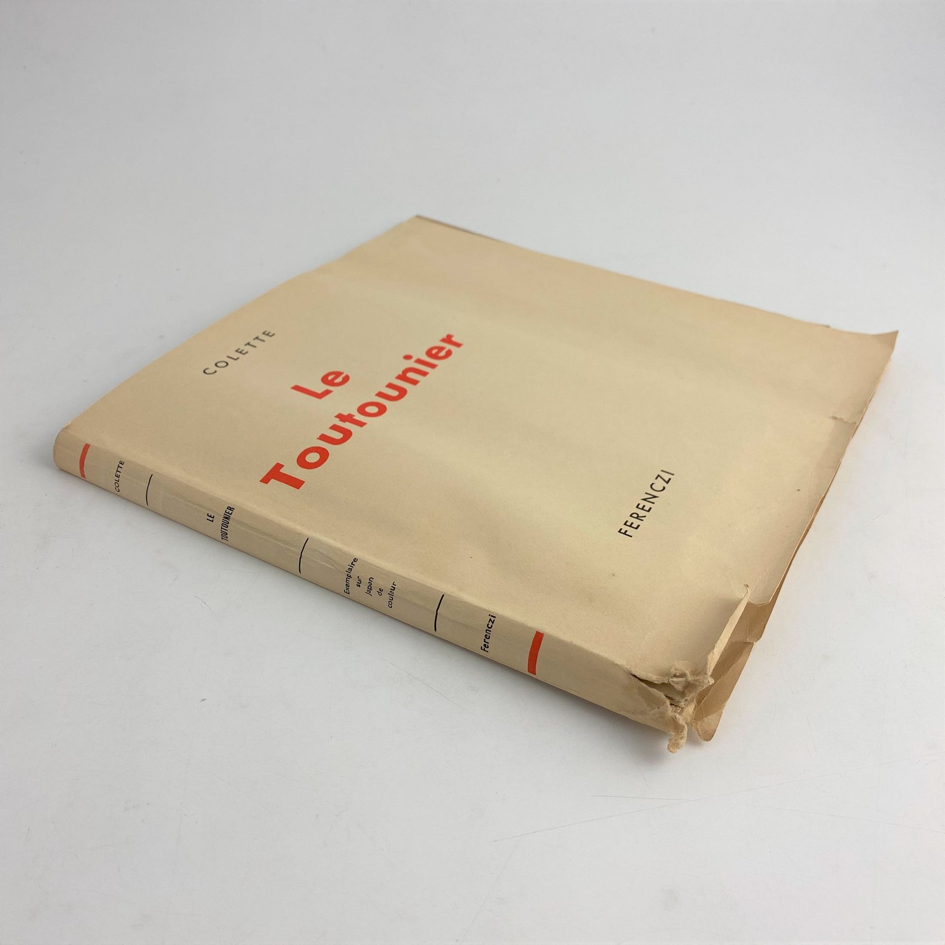 COLETTE.
Le Toutounier.
Paris : Ferenczi, [1939]. — In-12, broché.

Édition originale. Un des 50 exemplaires numérotés sur papier simili-japon de couleur, imprimés spécialement pour l'auteur.

EXEMPLAIRE DU PEINTRE ANDRÉ DUNOYER DE SEGONZAC, ami proche de Colette, enrichi de ce très bel envoi autographe signé de l'autrice sur le faux titre :

« Pour // André Dunoyer de Segonzac, // — mais quand je pense à // lui, je dis “Dédé”, car les // diminutifs entretiennent // l'amitié, et j'aime bien // qu'un grand homme ait // un petit prénom, // en souvenir de // sa vieille amie // Colette »

Déchirures sans manque sur le bas de la couverture.