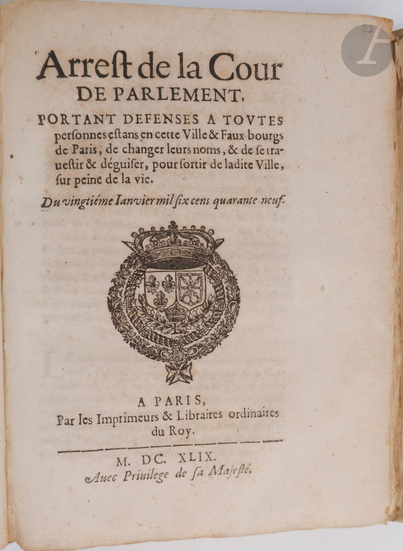 MAZARINADES.
Recueil factice de 136 mazarinades parues en 1648 et 1649.
Paris, 1648-1649. — 136 brochures en 2 volumes in-4, parchemin souple, dos lisse, non rogné (reliure de l'époque).

Précieux ensemble de 136 mazarinades publiées en 1648 et 1649, c'est-à-dire parmi les premières parues durant la Fronde. La toute première fut publiée vers la fin de 1648 ; il s'agirait de « La Requête des trois états du Gouvernement de l’Île de France au Parlement de Paris ». Elle ne figure hélas pas dans ce recueil.

Le premier volume contient 76 pièces et le second 60. Il s'agit de documents originaux de l'époque, chacun avec une pagination particulière. En voici quelques titres : « Relation veritable de ce qui s'est passé à S. Germain en la deputation de la Cour des aydes, pour le retour de leurs Majestez à Paris. Avec la harangue & replique de M. Amelot pr. president sur ce sujet » - « Arrest de la cour de Parlement portant absolution de la calomnieuse accusation intentée contre monseigneur le duc de Beaufort par le cardinal Mazarin » - « Arrest de la cour de Parlement, portant defenses a toutes personnes estans en cette ville & faux-bourgs de Paris, de changer leurs noms, & de se travestir & déguiser, pour sortir de ladite ville, sur peine de la vie » - « Manifeste pour messieurs de Parlement contre Jules Mazarin Perturbateur du repos public, ennemy du Roy & de son Estat. Exortant tous les bons François de suyvre & proteger ceux qui n'ont point d'autre dessein de remettre le Roy dans son authorité accoustumée par la descision de trois poincts qui sont le service du Roy le bien public & l'exemption de la Tirranie » - « L'Horoscope de Jules Mazarin, Extraicte & naisvement expliquée des Centuries de M. Nostradamus » - « Genealogie ou, extraction de la vie de Jule Mazarin » - « Lettre de consolation envoyee a madame la duchesse de Rohan, sur la mort de feu monsieur le duc de Rohan son fils, surnommé Tancrede » [par Savinien de CYRANO DE BERGERAC] - « La France vengée des malheurs dont elle estoit menacée par les armes de Jules Mazarin » - « Agreable recit de ce qui s'est passé aux dernieres barricades de Paris. Descrites en vers burlesques » - « Coq-a-l'asne, ou Lettre burlesque du sieur Voiture ressuscité, au preux chevalier Guischeus, aliàs le mareschal de Grammont. Sur les affaires & nouvelles du temps » - « La verité reconnue, ou Les intrigues de Sainct Germain » [par le Cardinal de RETZ] - « Instruction prompte et facile, aux parisiens pour bien apprendre l'exercice du Mousquet & de la Picque, & les rendre parfaits en l'Art militaire ». etc.

Ces 136 pièces ont été publiées à la fin de 1648 ainsi qu'en janvier et février 1649. Elles ne sont que les premières d'une longue série de pamphlets et de libelles, qui comptera plusieurs milliers de publications jusqu'en 1653.

Importants manques en haut des dos, sur le haut du premier plat du premier volume, et sur les bords des plats. Gardes renouvelées. Les feuillets sont comme souvent brunis ou présentent des rousseurs. On relève des restaurations à quelques rares brochures, l'une avec atteinte au texte. Une ou deux brochures semblent incomplètes.