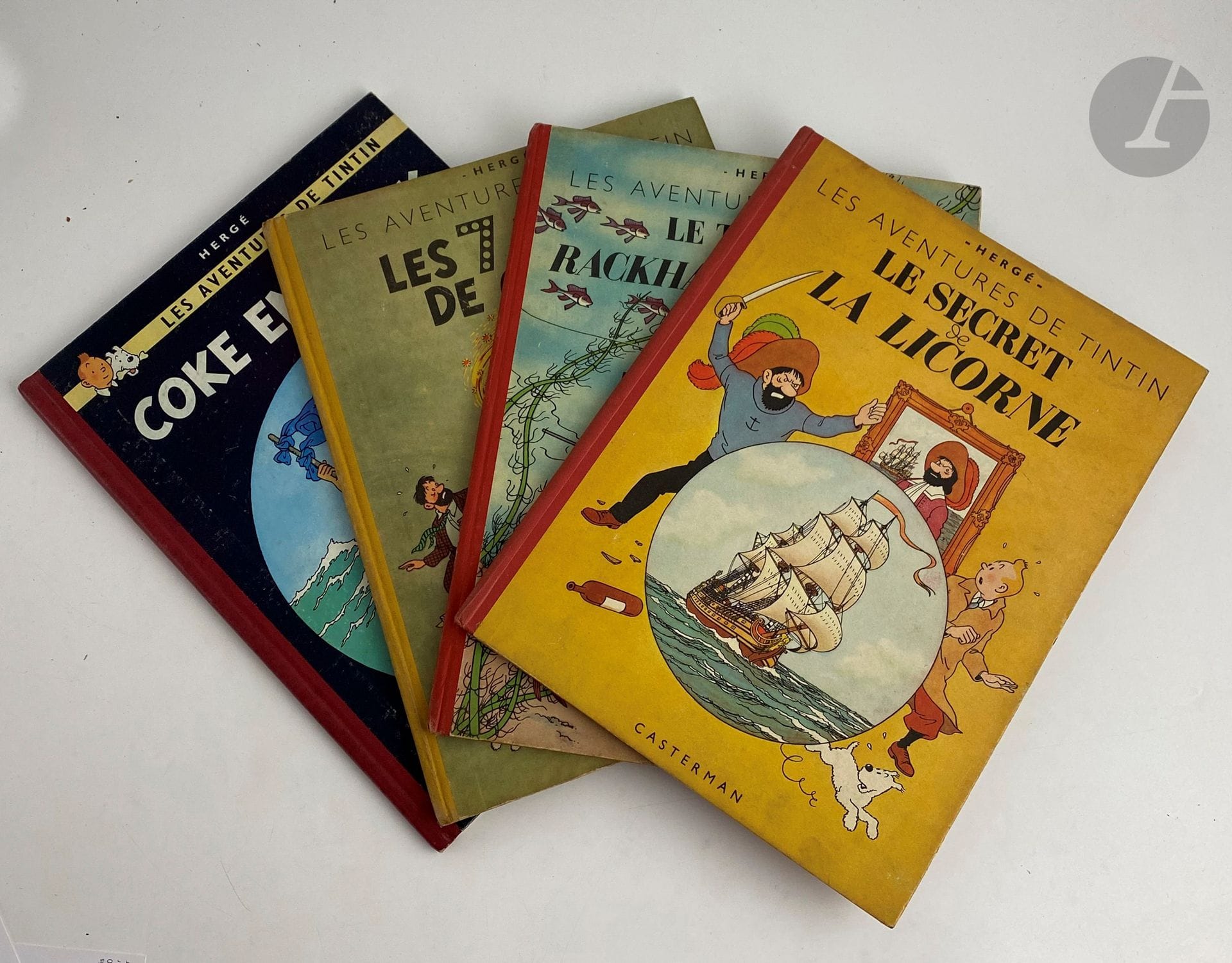 HERGÉ.
Coke en stock.
Paris : Castermann, [1958]. — Album in-4, cartonnage illustré de l'éditeur à dos rouge.

Édition originale française. Impression Danel Loos dans le Nord, numéro 1843. Dos rouge et quatrième plat B24.
Exemplaire très bien conservé avec seulement quelques frottements d'usage sur le bord des plats.

On joint trois autres albums « Tintin » :
- Les 7 boules de cristal. Paris : Casterman, [1949]. — Album in-4, cartonnage illustré de l'éditeur, dos jaune.
Troisième tirage paru un an après l'originale, imprimée par l'imprimerie Sapho à Paris. Quatrième plat B3.
Salissures au cartonnage, petits frottements aux coins.

- Le Trésor de Rackham le Rouge. Paris : Casterman, [1949]. — Album in-4, cartonnage illustré de l'éditeur, dos rouge.
Sixième tirage imprimé par Sapho à Paris. Quatrième plat B3.
Quelques salissures au cartonnage. Plusieurs feuillets déreliés.

- Le Secret de la Licorne. Paris : Casterman, [1949]. — Album in-4, cartonnage illustré de l'éditeur, dos rouge.
Neuvième tirage. Quatrième plat B3.
Quelques salissures au cartonnage.
