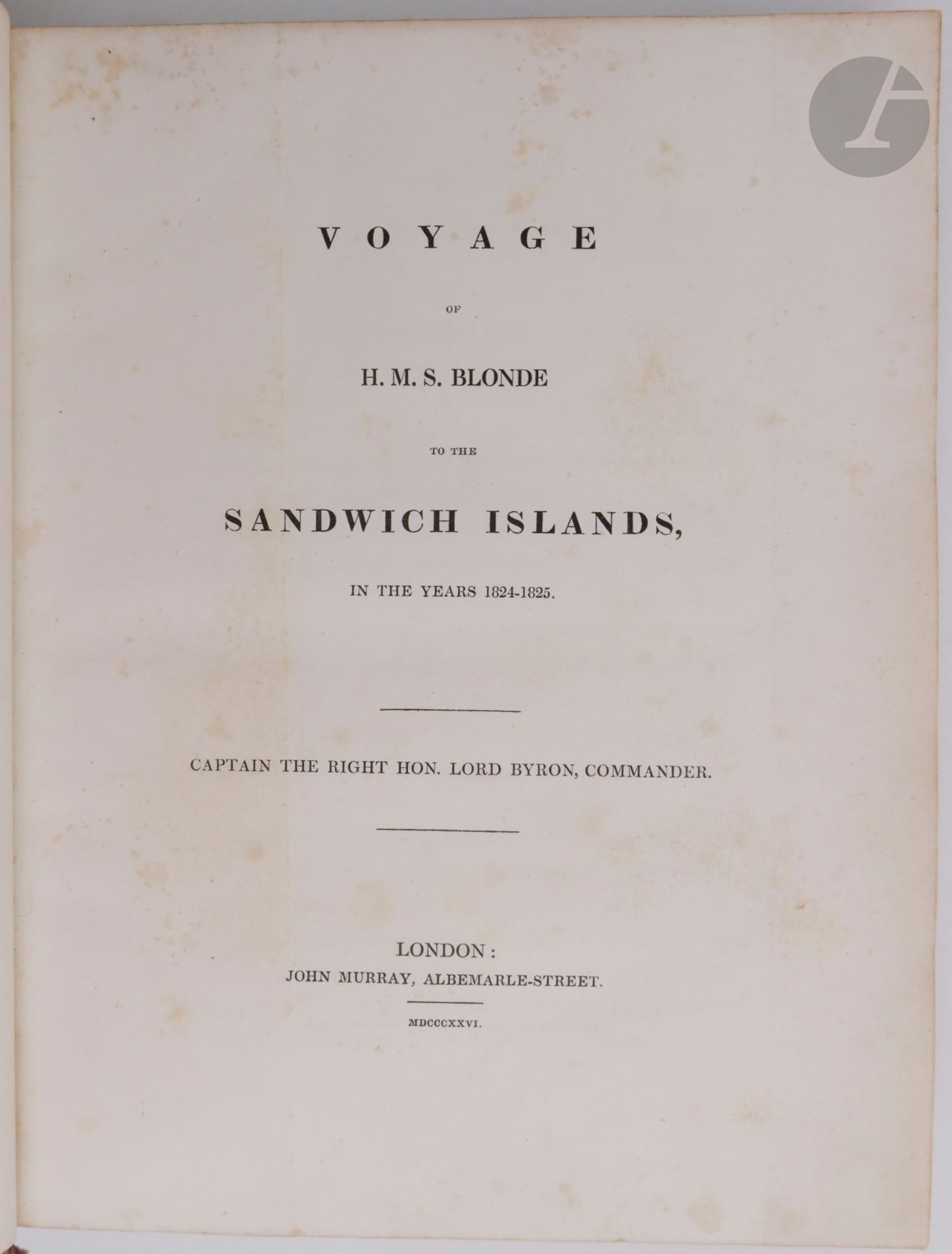 *BYRON (George Anson) - GRAHAM (Maria).
Voyage of H. M. S. Blonde to the Sandwich islands, in the years 1824-1825.
Londres : John Murray, 1826. — In-4, demi-veau bordeaux à coins, filets dorés, dos à faux nerfs orné, tranches marbrées (reliure de l'époque).

Édition originale de ce récit du voyage entrepris entre 1824 et 1825 par le capitaine George Anson Byron (1789-1868), cousin du célèbre poète, à bord de la frégate H.M.S. Blonde, à destination des îles Sandwich. Il fut initialement réalisé pour ramener les corps du roi Kamehameha II et de la reine Kamāmalu, morts de la rougeole lors de leur visite d'État en Angleterre.

Participèrent à cette expédition plusieurs scientifiques dont le prêtre, botaniste et naturaliste Andrew Bloxam (1801-1878). C'est à partir des papiers officiels et des journaux conservés par ce dernier, que l'autrice Maria Graham, plus tard Lady Callcott (1785-1842), écrivit ce livre à la demande de son éditeur John Murray. Elle y relate la visite du couple royal hawaïen à Londres, donne un résumé de la découverte et des visites britanniques des îles hawaïennes, et fait le récit du voyage de la frégate Blonde.

L'édition est illustrée de deux cartes dont une dépliante, et de 13 planches dont 3 représentant des portraits d'habitants d'Hawaï gravés sur cuivre et 9 des paysages à l'aquatinte dont le frontispice dépliant.

Travaux de vers aux charnières et sur les plats, quelques accrocs et épidermures, mouillures sur les gardes. Rousseurs.
Provenance : Charles Scrase Dickins, avec ex-libris.

ATTENTION : Les lots précédés d'un astérisque * ont des frais additionnels de 5,5 % au titre de la taxe à l’importation temporaire.