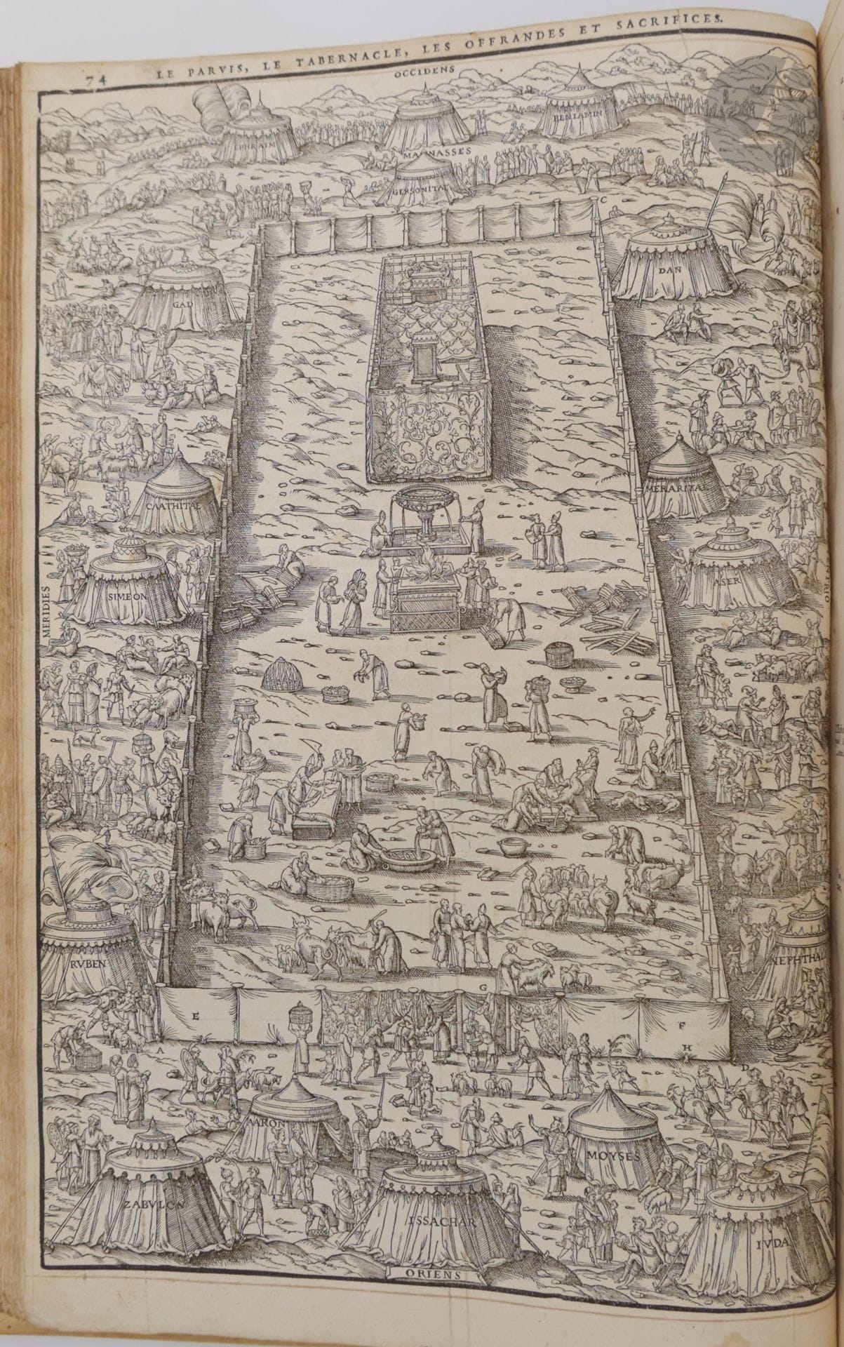 BIBLE.
La Sainte Bible.
Lyon : Jean de Tournes, 1559. — 3 parties en un volume in-folio, parchemin rigide, dos à nerfs (reliure moderne).

Édition peu courante de cette bible protestante faite d'après la version de Genève ; elle suit le texte de l'édition de Robert Estienne de 1553. Elle est illustrée de 290 gravures sur bois dont 179 dans le texte et 3 à pleine page dans la première partie, 11 dans le texte et une à pleine page dans la seconde, et 96 dans le texte dans la troisième. Le titre porte la marque au semeur ; la seconde et la troisième partie sont introduites par un faux titre encadré d'arabesque.

Exemplaire réglé, en reliure moderne à l'imitation.

Nombreux feuillets restaurés, notamment au début et à la fin du volume et dans la seconde partie, avec atteintes au texte. Les derniers feuillets présentent des déchirures importantes, atteignant le texte également. Le premier titre est doublé. Quelques mouillures. Manque le dernier feuillet avec seulement la marque typographique « au lac d'amour ».