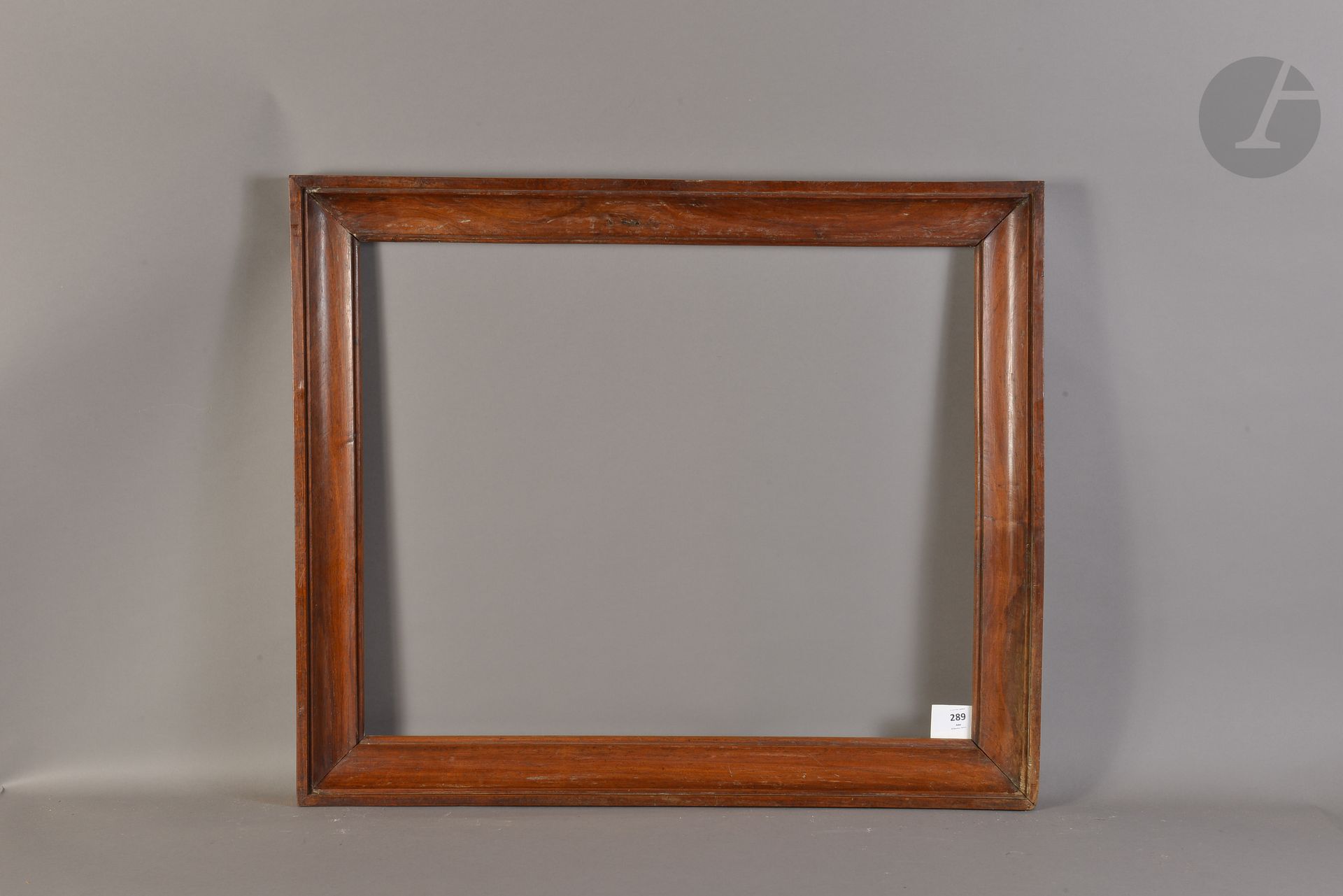 Gorge en noyer mouluré. Début du XIXème siècle. 52,7 x 65,2 cm - Profil : 6,8 cm
