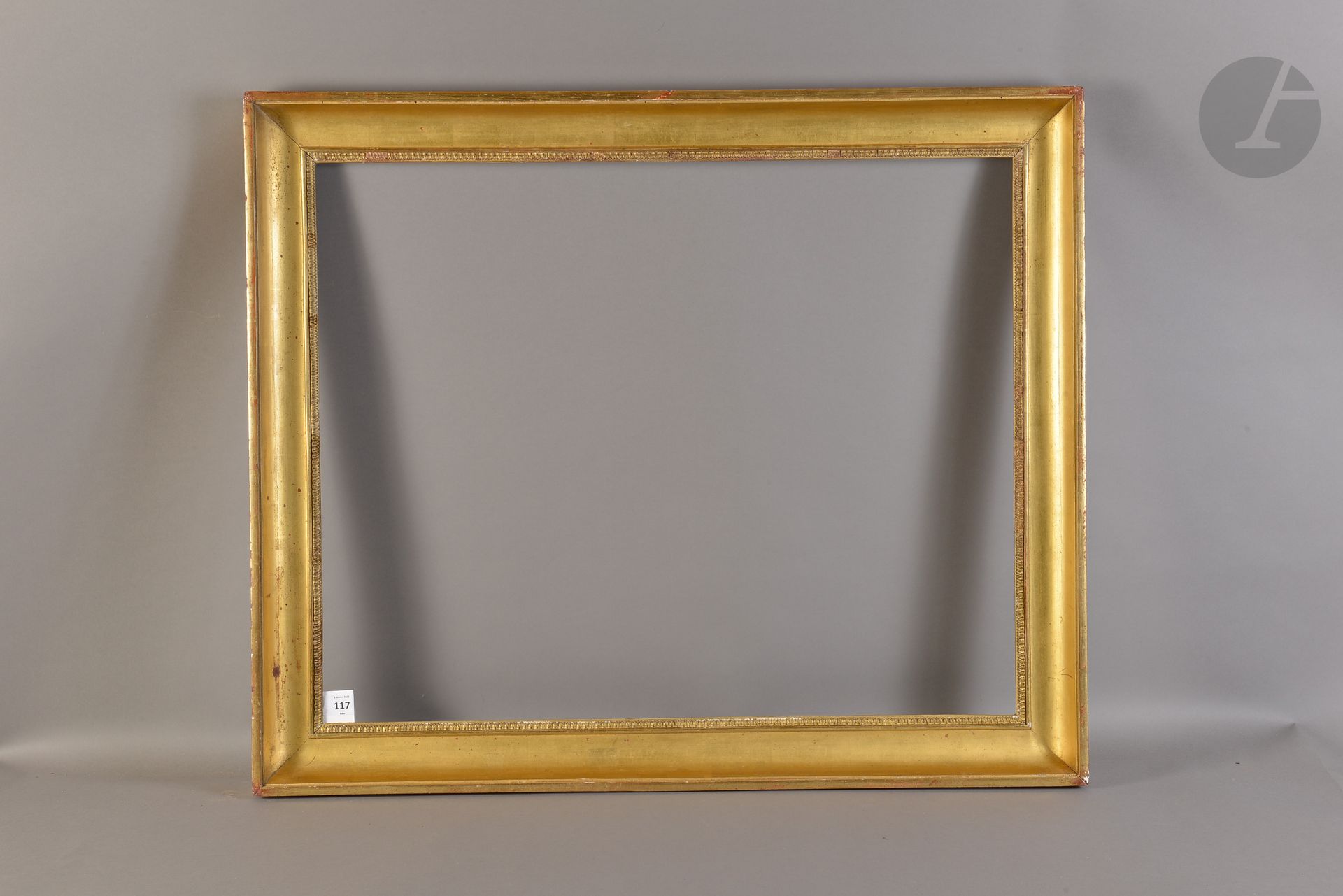 Gorge en bois mouluré et doré, rais de cœur en stuc à la vue. Début du 19ème siècle. 58,2 x 72,3 cm - Profil : 6,8 cm (20F)