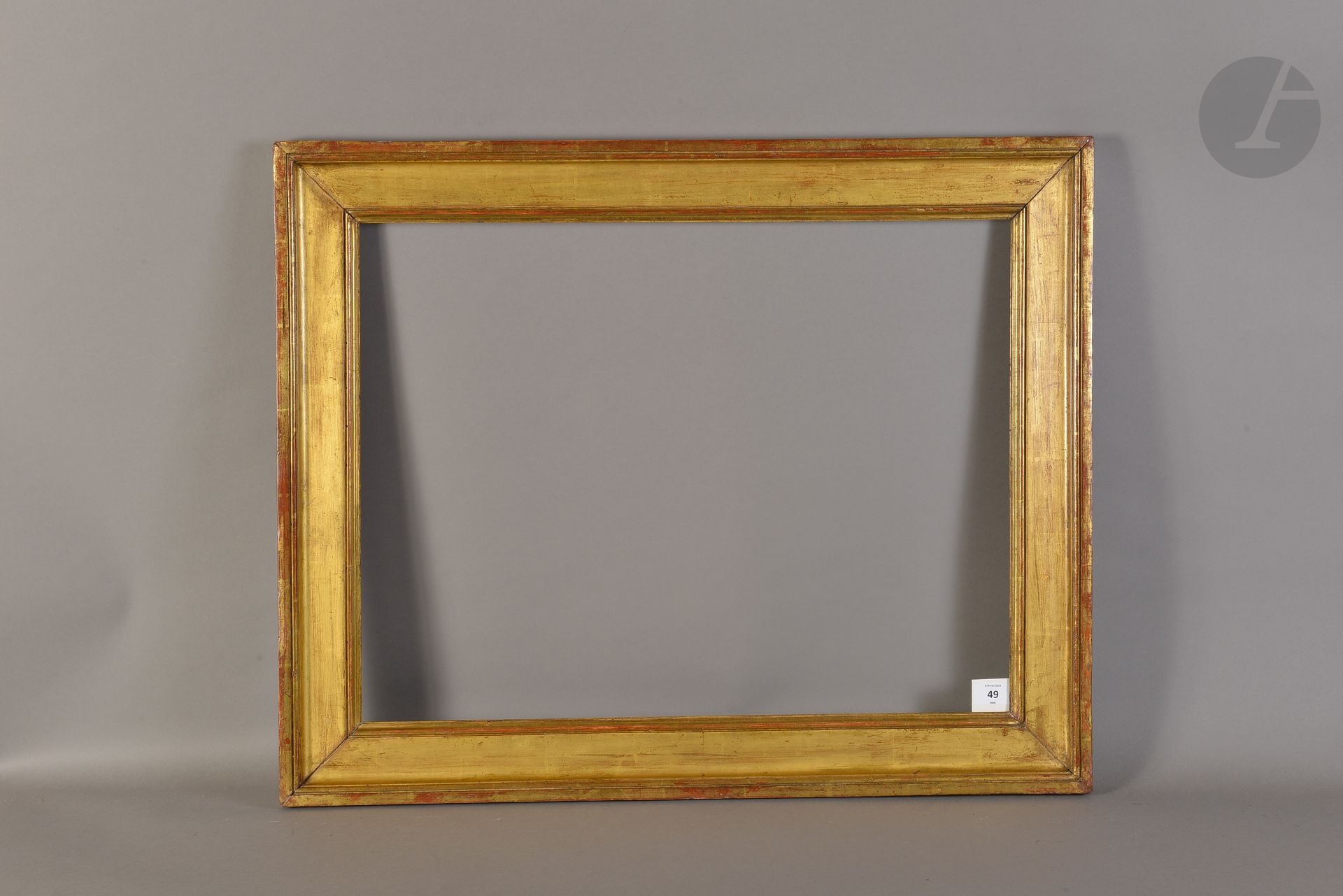 Cadre en chêne mouluré et doré. Époque Louis XVI (usures). 49,3 x 64,5 cm - Profil : 8 cm (15P)