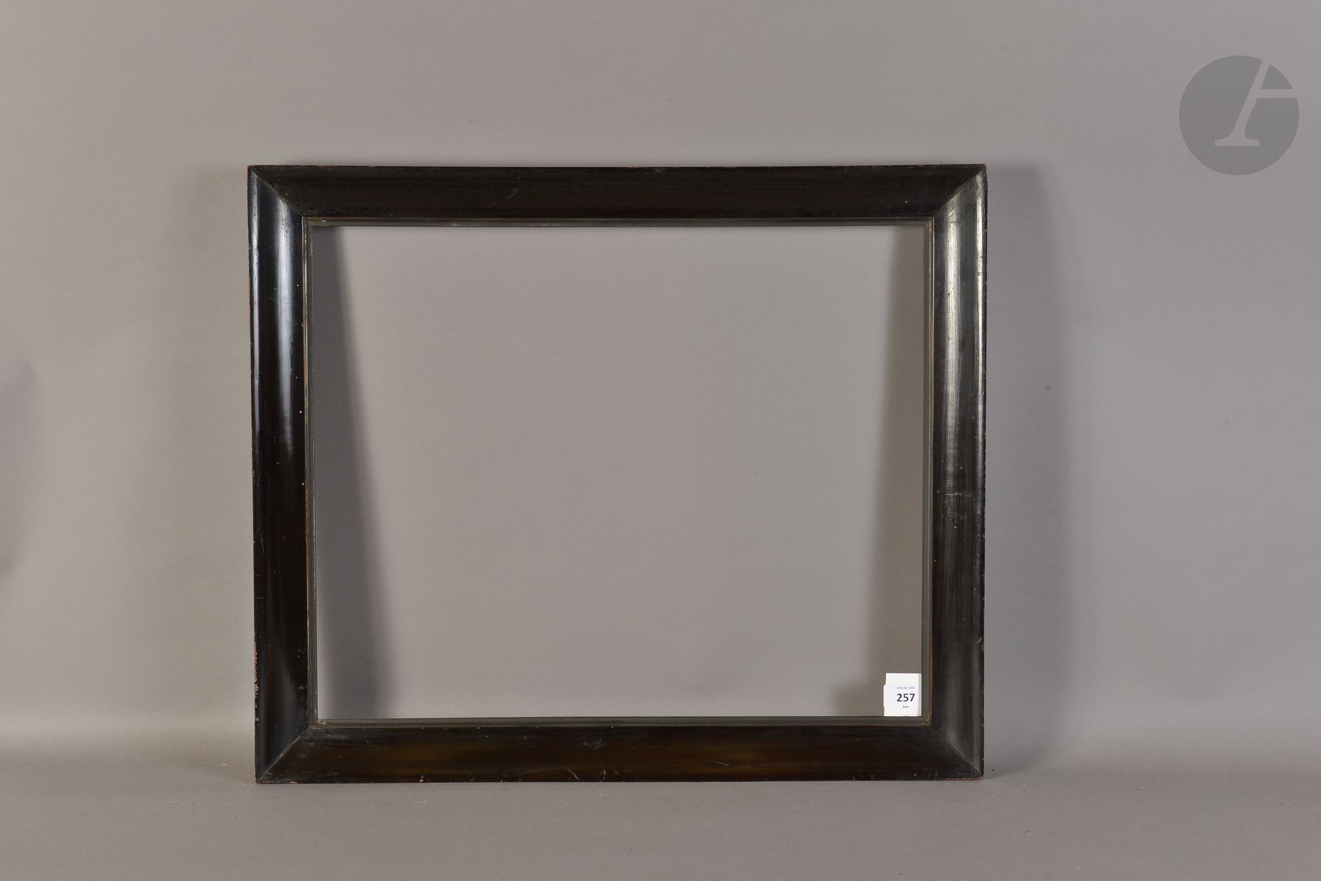 Gorge en bois mouluré et noirci, vue en métal. Italie Début du XIXe siècle. 44 x 54 cm - Profil : 5,5 cm (10F)