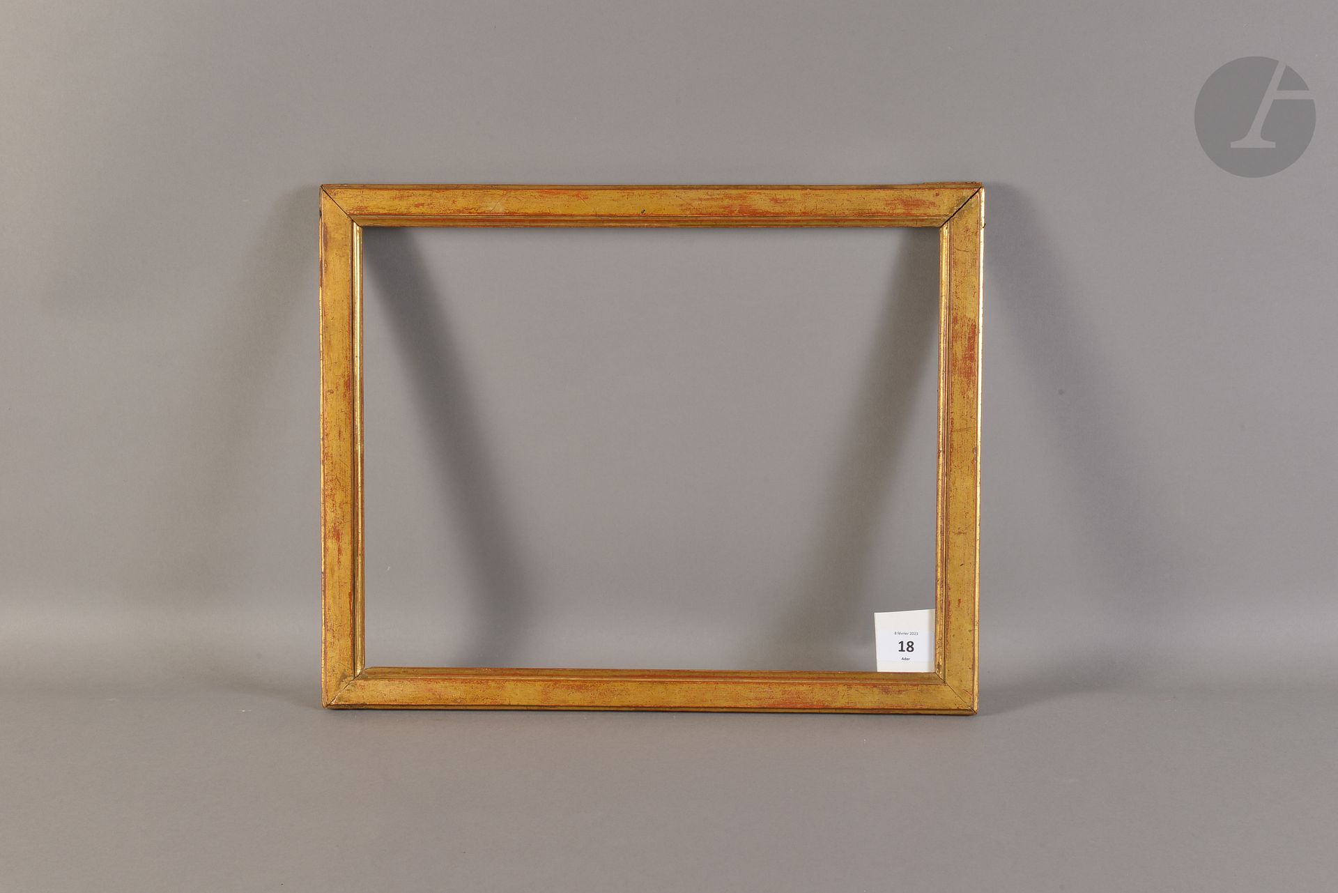 Baguette plate en bois mouluré et doré. Époque Louis XVI (usures). 29,8 x 38,7 cm - Profil : 2,8 cm