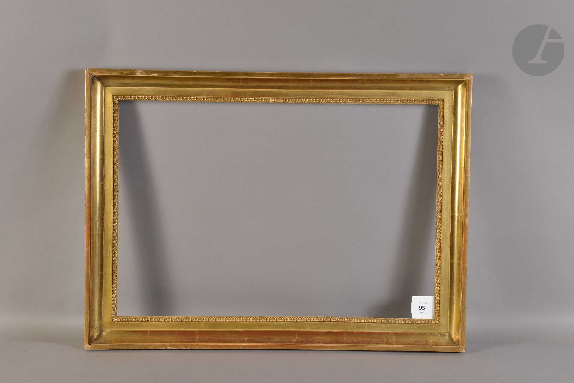 Gorge en bois mouluré et doré, rais de cœur en stuc à la vue. Début du XIXe siècle (petits accidents). 38,2 x 56,4 cm - Profil : 5 cm