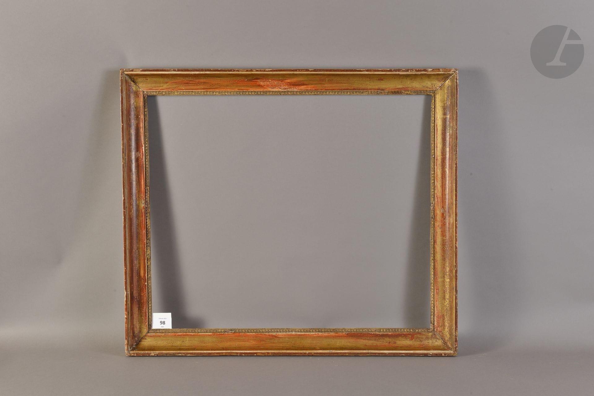 Gorge en bois mouluré et doré, rais de cœur en stuc à la vue. Début du XIXe siècle (usures et modifié dans ses dimensions). 48,8 x 58,8 cm - Profil : 5,8 cm (12F)