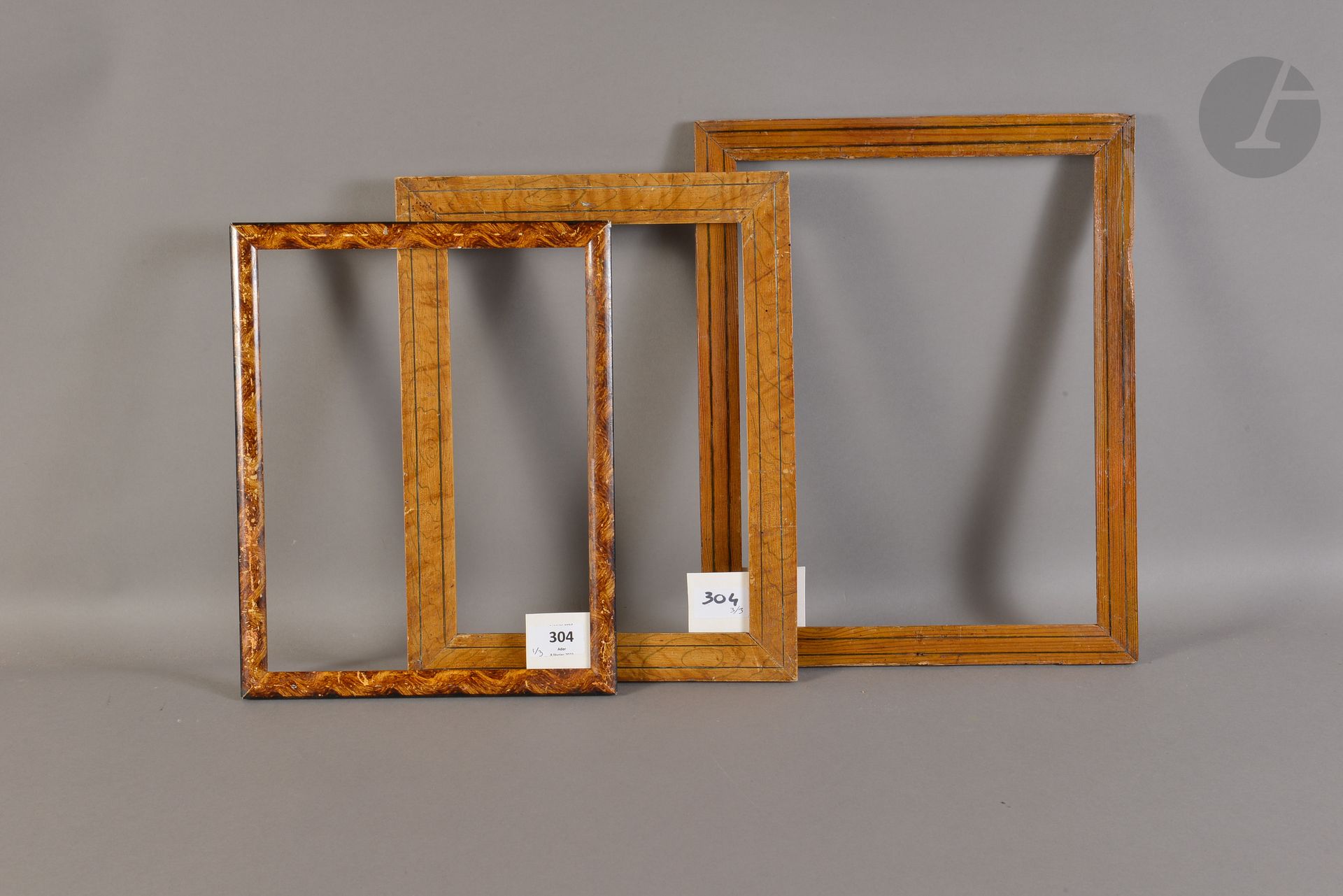 Deux cadres en bois mouluré peint en imitation de faux bois. XIXème siècle. 20,2 x 28,2 cm - Profil : 3,3 cm et 22,1 x 28,8 cm - Profil : 1,9 cm. On joint un cadre en pitchpin avec filets de bois noirci. XIXème siècle. 24,8 x 32,8 cm - Profil : 2,9 cm