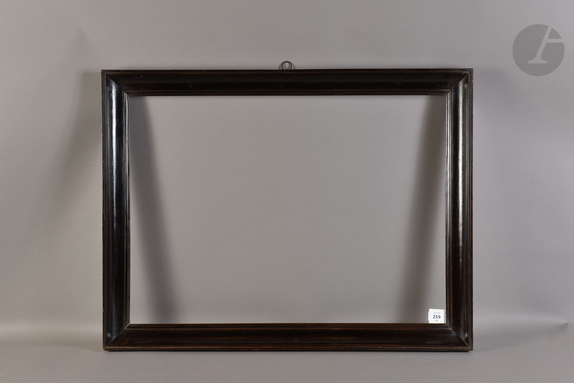 Gorge en bois fruitier mouluré et noirci. Italie, Fin du XVIIIe siècle. 52 x 72 cm - Profil : 5,4 cm (20P)