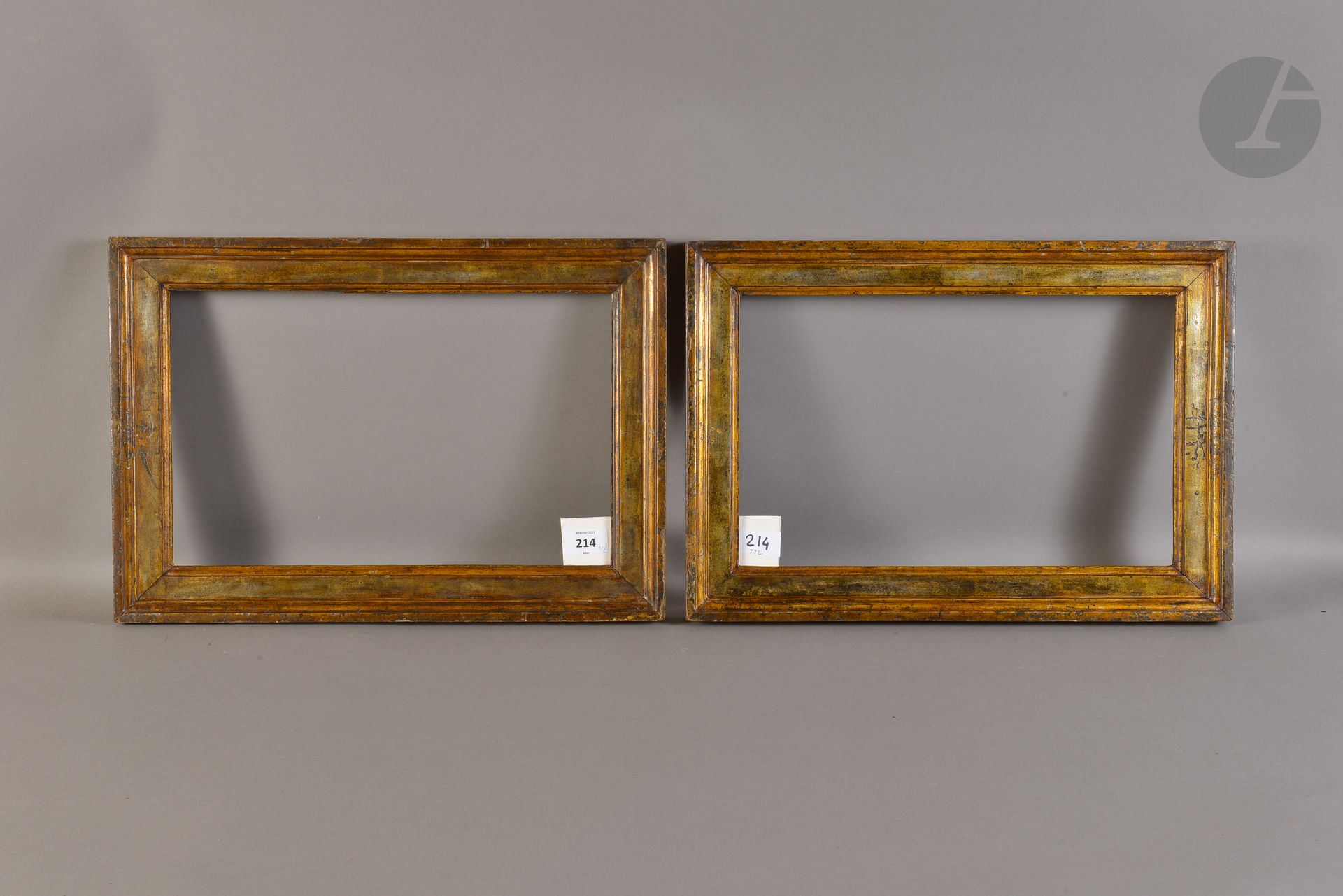 Paire de cadres en bois mouluré et doré à la mécca. Italie XVIIIe siècle (usures). 23 x 36,9 cm et 23 x 36,7 cm - Profil : 4,5 cm