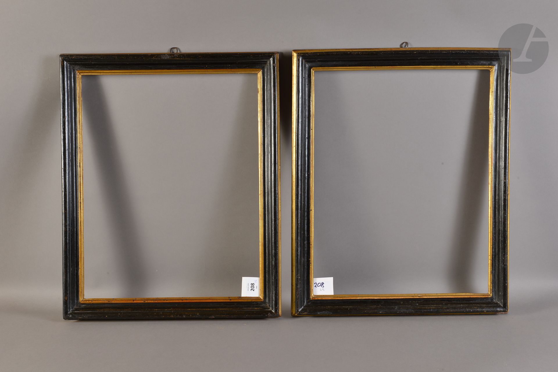 Pair of black and gold molded wood chopsticks. Italy XVIIth century (one veiled). 35,5 x 45,5 cm - Profile : 4,5 cm (8F)