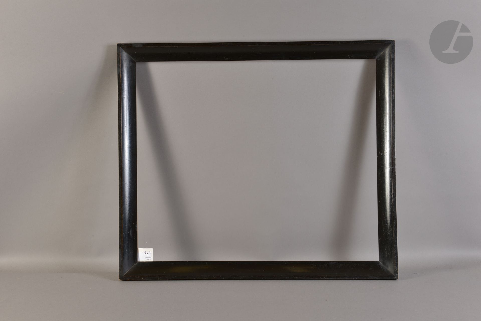 Gorge en bois fruitier mouluré et noirci. Italie, Début du XIXème siècle. 51,7 x 61,8 cm - Profil : 4,6 cm (15F)