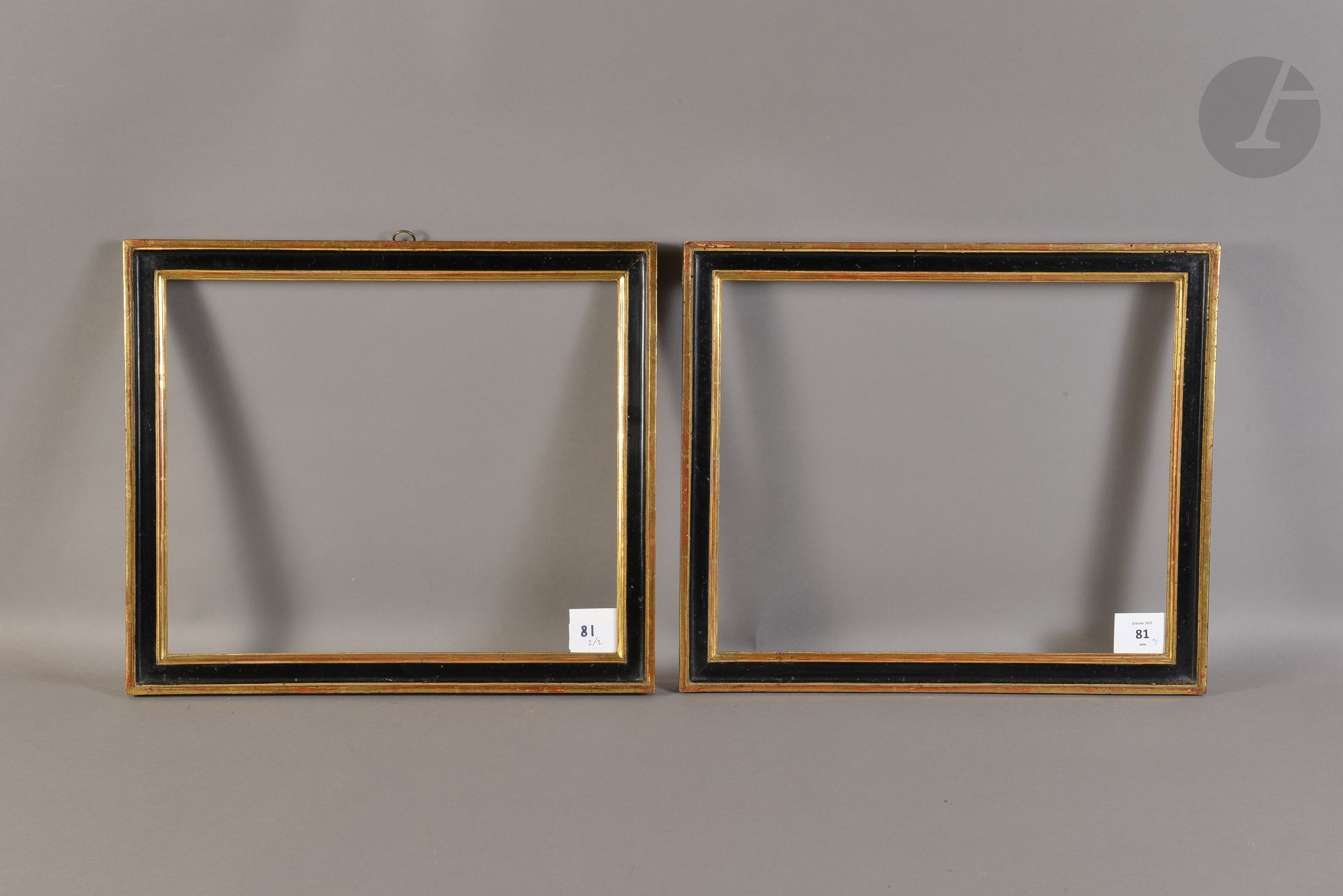 Pair of black and gold molded wood chopsticks. Louis XVI period (pitting). 30,1 x 36,1 cm - Profile : 3,1 cm