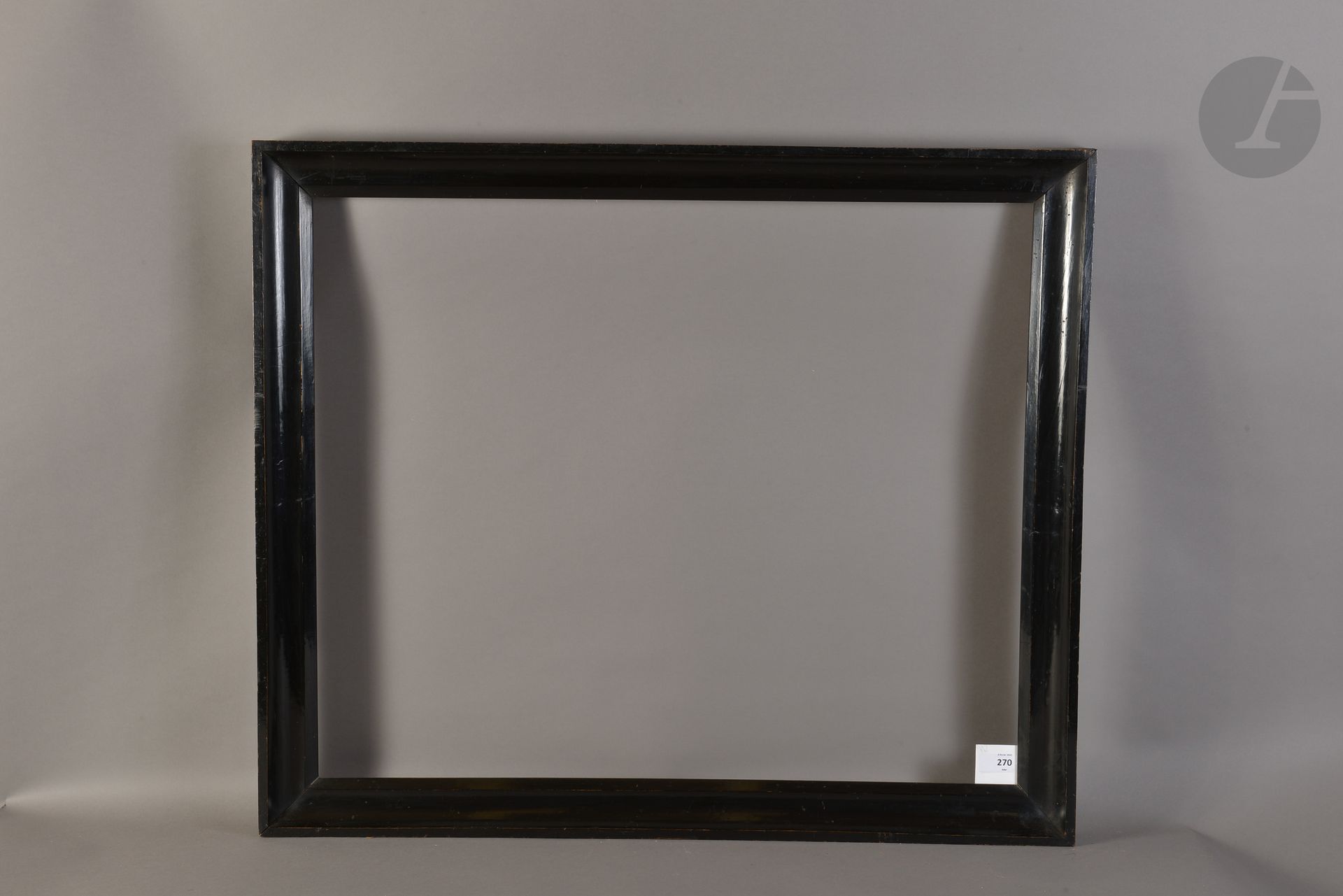 Gorge en bois mouluré et noirci. Italie, Début du XIXe siècle (piqures). 66,7 x 80,7 cm - Profil : 5,7 cm