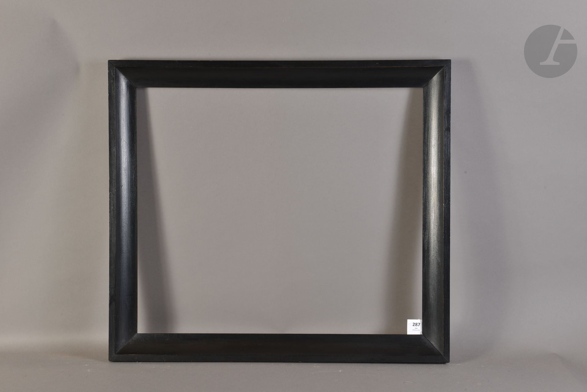 Gorge en bois mouluré et noirci. Italie Début du XIXe siècle. 54,6 x 63,4 cm - Profil : 5,5 cm