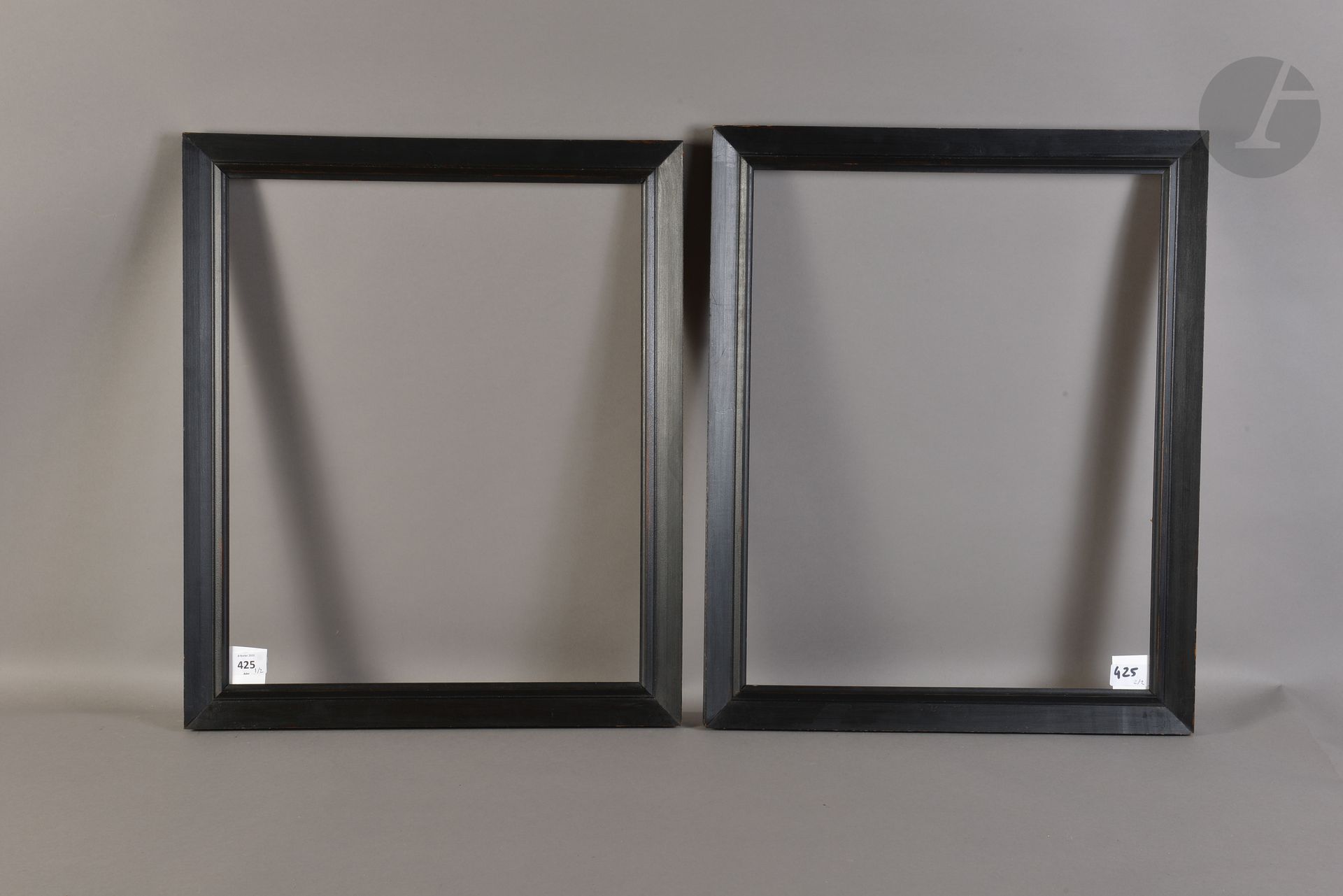 Pair of molded and blackened wood frames. Circa 1940. 39,3 x 48,3 cm and 38,9 x 49,6 cm - Profile : 4,1 cm