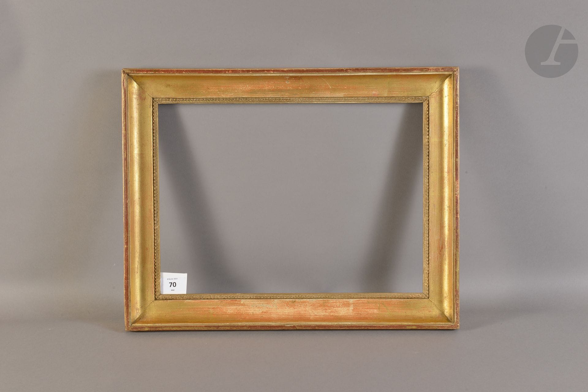 Gorge en bois mouluré et doré, rais de cœur en stuc à la vue. Début du XIXe siècle (usures). 29,3 x 40,5 cm - Profil : 5,2 cm