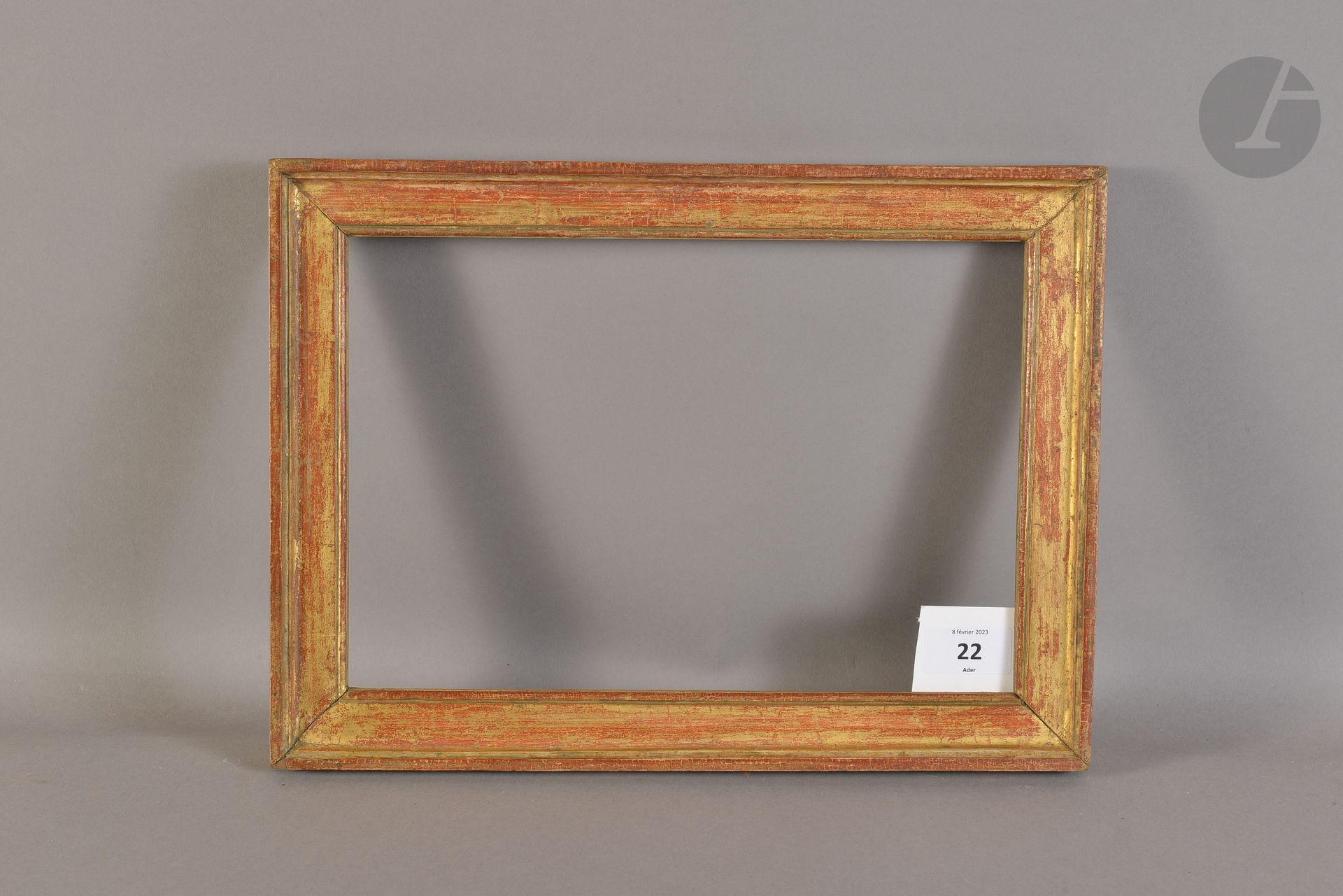 Baguette en bois mouluré et doré. Époque Louis XVI (usures). 20 x 29,4 cm - Profil : 3,5 cm