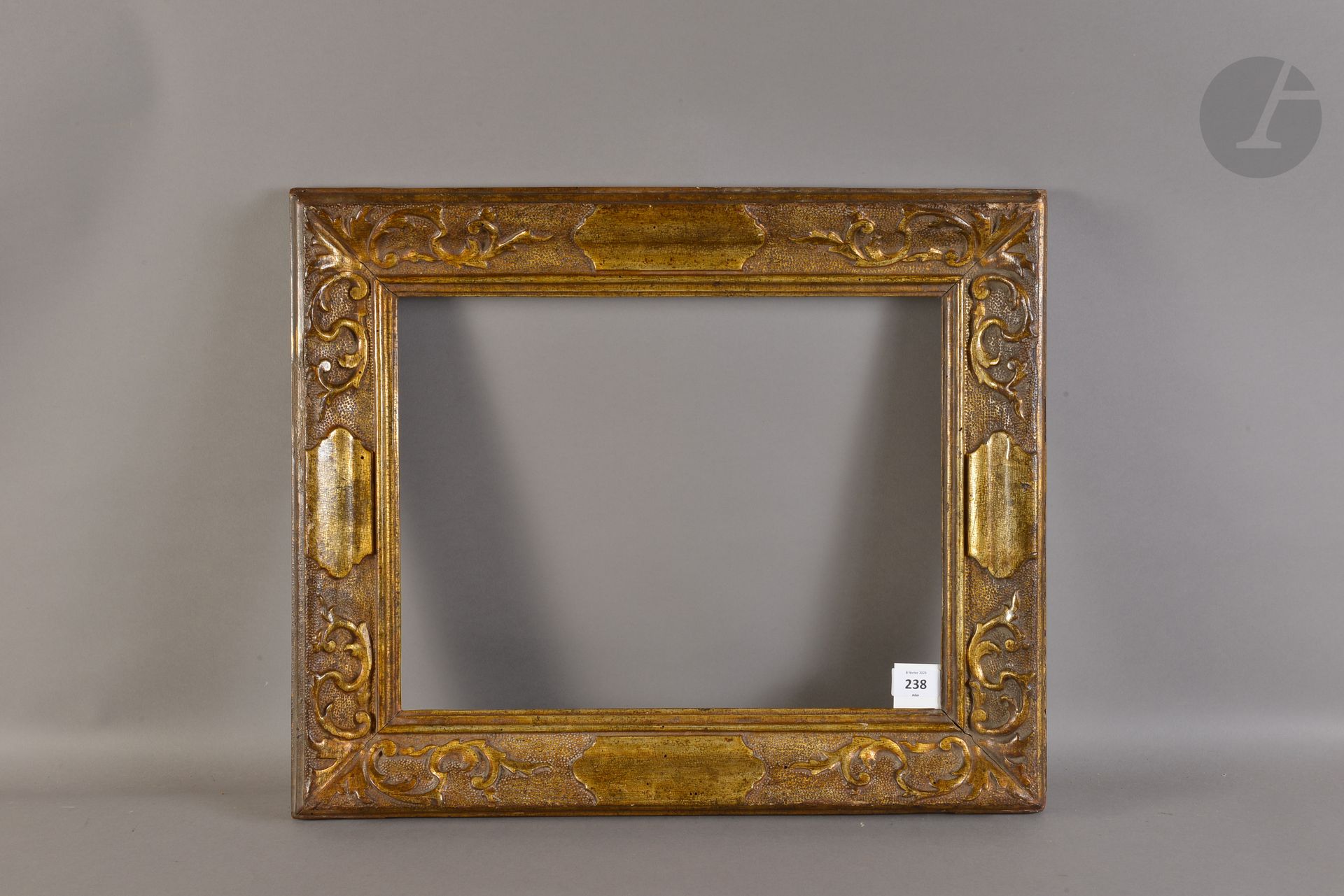 Carved and gilded wood frame in the mecca known as Canaletto, bears on the back an iron mark "FCV" inscribed in a heart, probably from a collection. Venice 18th century. 31,5 x 41,1 cm - Profile : 8 cm (6F)
