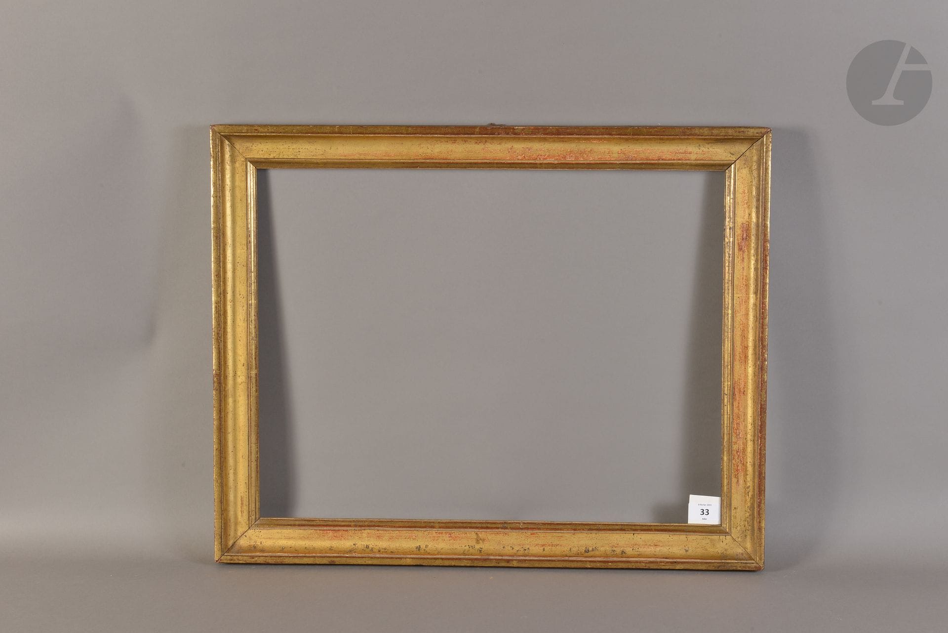 Gorge en bois mouluré et doré. Début du XIXe siècle. 42,5 x 56 cm - Profil : 5,1 cm