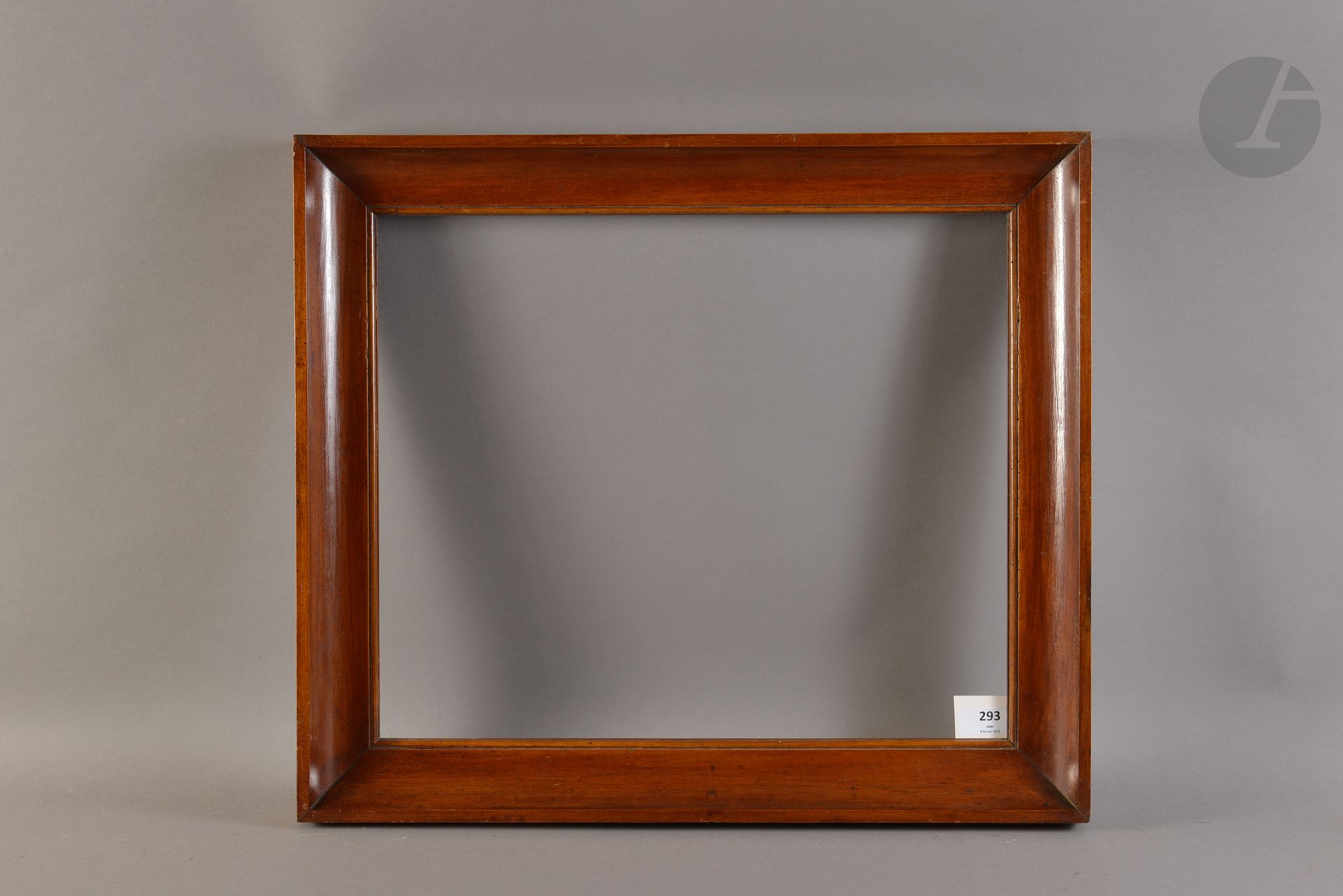 Gorge en noyer mouluré et vernis. Italie Début du XIXe siècle. 41,2 x 49,5 cm - Profil : 6,5 cm
