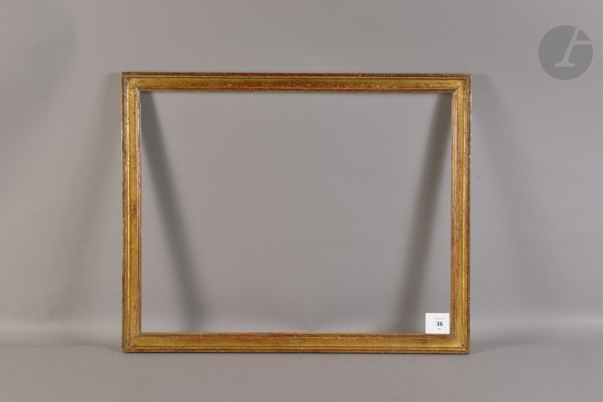 Baguette en bois mouluré et doré. Époque Louis XVI (usures). 41,3 x 53,1 cm - Profil : 3,2 cm