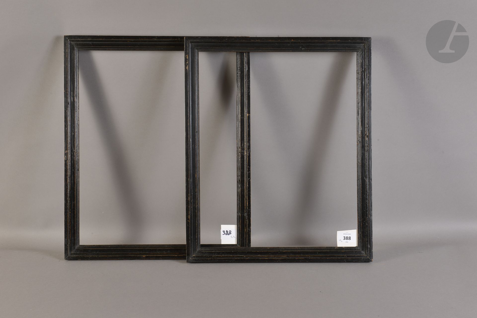 Paire de baguettes en bois mouluré et noirci. XIXe siècle. 34 x 41,8 cm - Profil : 3,1 cm
