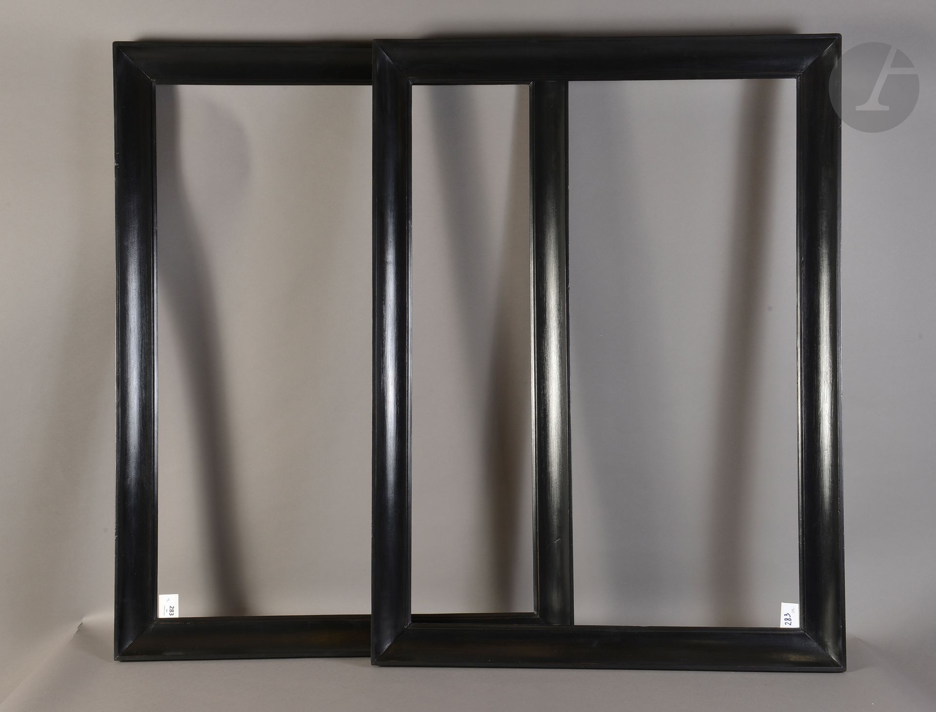 Paire de gorges en acajou mouluré et noirci. Italie, Début du XIXème siècle. 64,5 x 91,8 cm - Profil : 6,5 cm (30P)