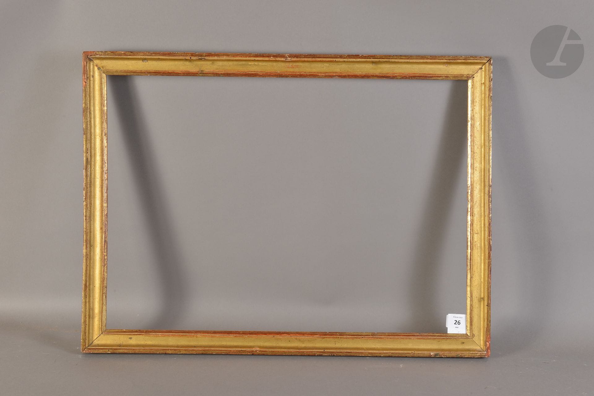 Baguette en bois mouluré et doré. Fin du XVIIIe siècle (ressemelée et accidents). 43,4 x 61,5 cm - Profil : 3,6 cm (15M)