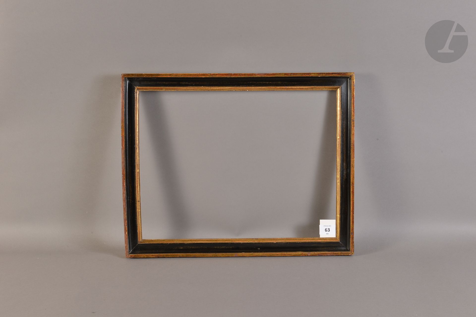 Baguette en bois mouluré noir et or. Fin du XVIIIe siècle (léger voile). 32 x 42,2 cm - Profil : 4 cm