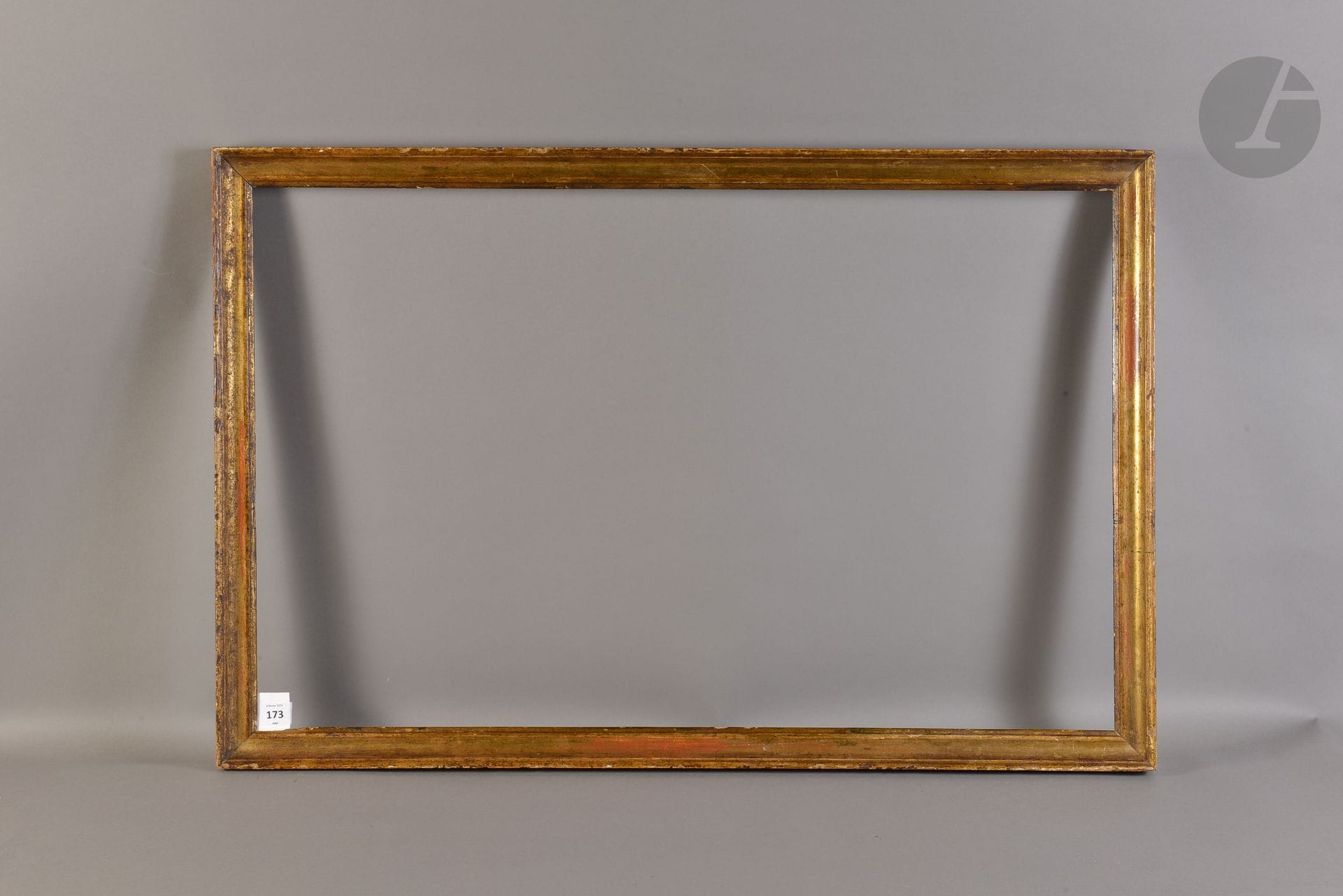 Baguette en bois mouluré et doré. Italie, Fin du XVIIIe siècle (accidents). 53,1 x 83,8 cm - Profil : 3,5 cm