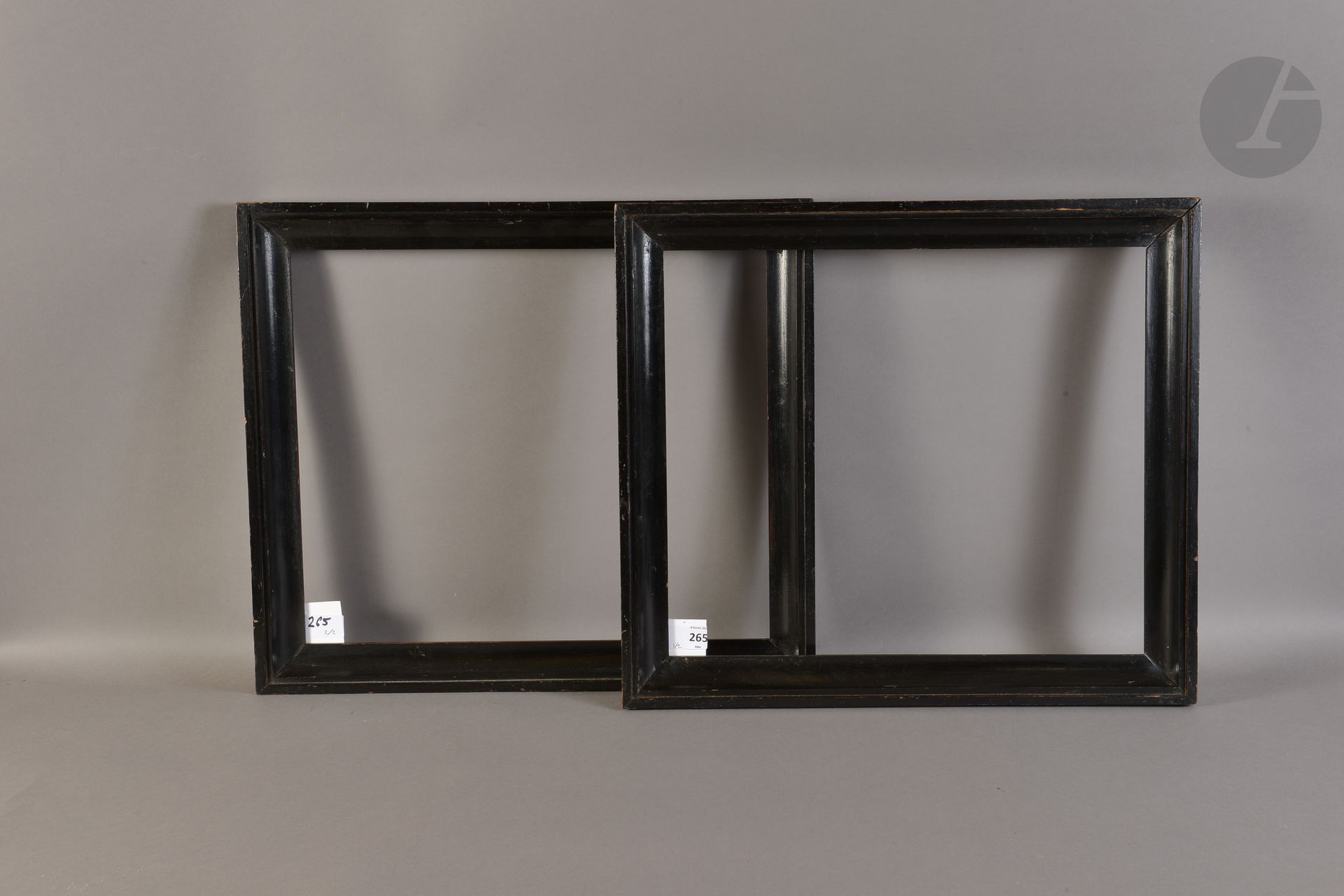 Paire de gorges en bois mouluré et noirci. Italie, Début du XIXe siècle. 35,8 x 42,5 cm et 36 x 42,1 cm - Profil : 4 cm (8F)