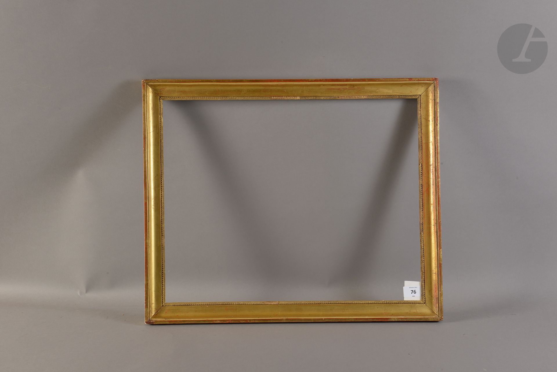 Gorge en bois mouluré et doré, rais de cœur en stuc à la vue. Début du XIXe siècle. 40,7 x 51,3 cm - Profil : 4 cm
