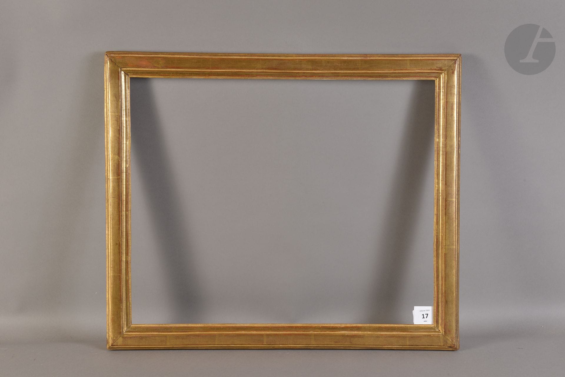 Baguette plate en bois mouluré et doré. Époque Louis XVI. 39,9 x 49 cm - Profil : 4,2 cm