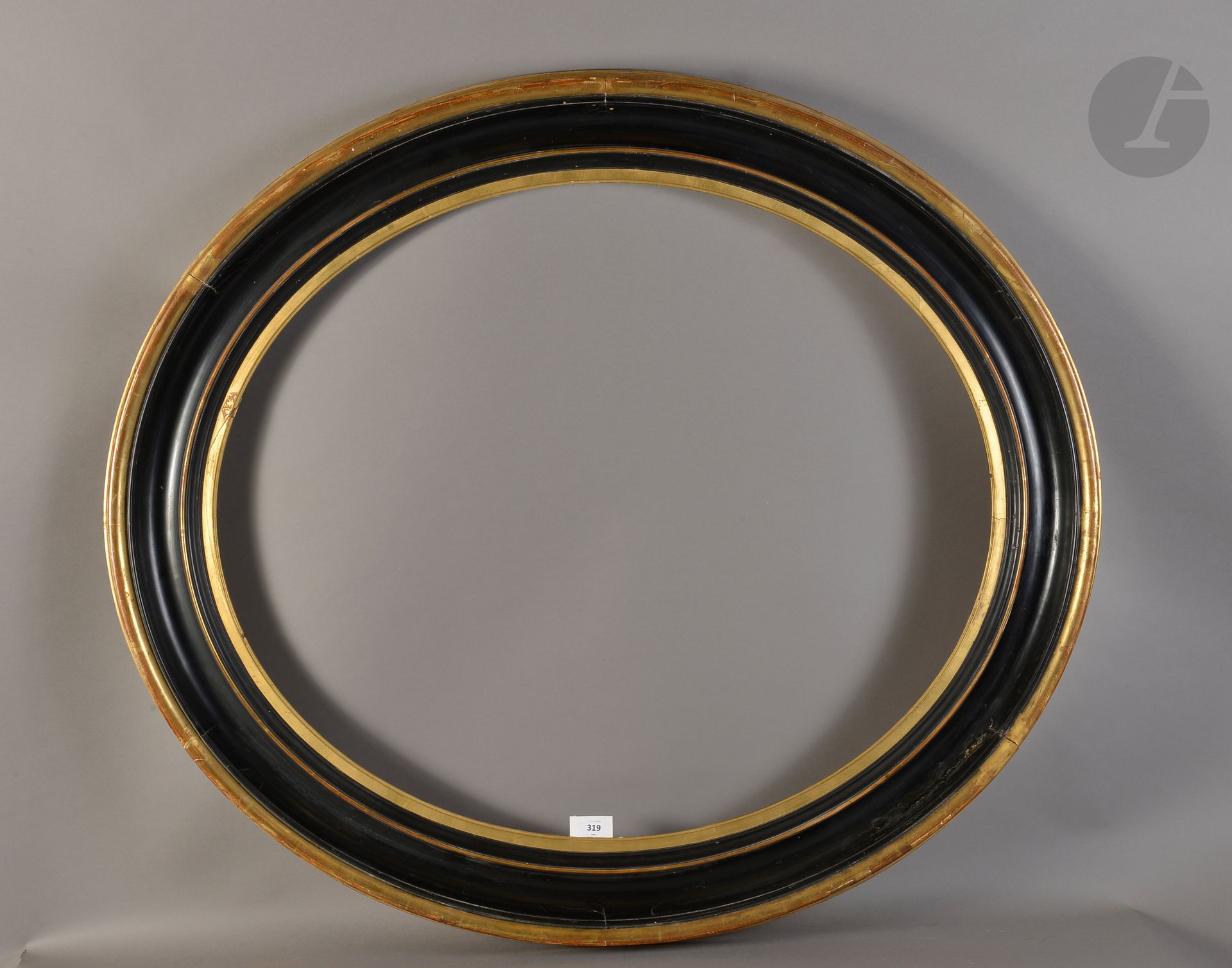 Oval frame in black and gold molded wood. Napoleon III period (small accidents). 80 x 95 cm - Profile : 13 cm