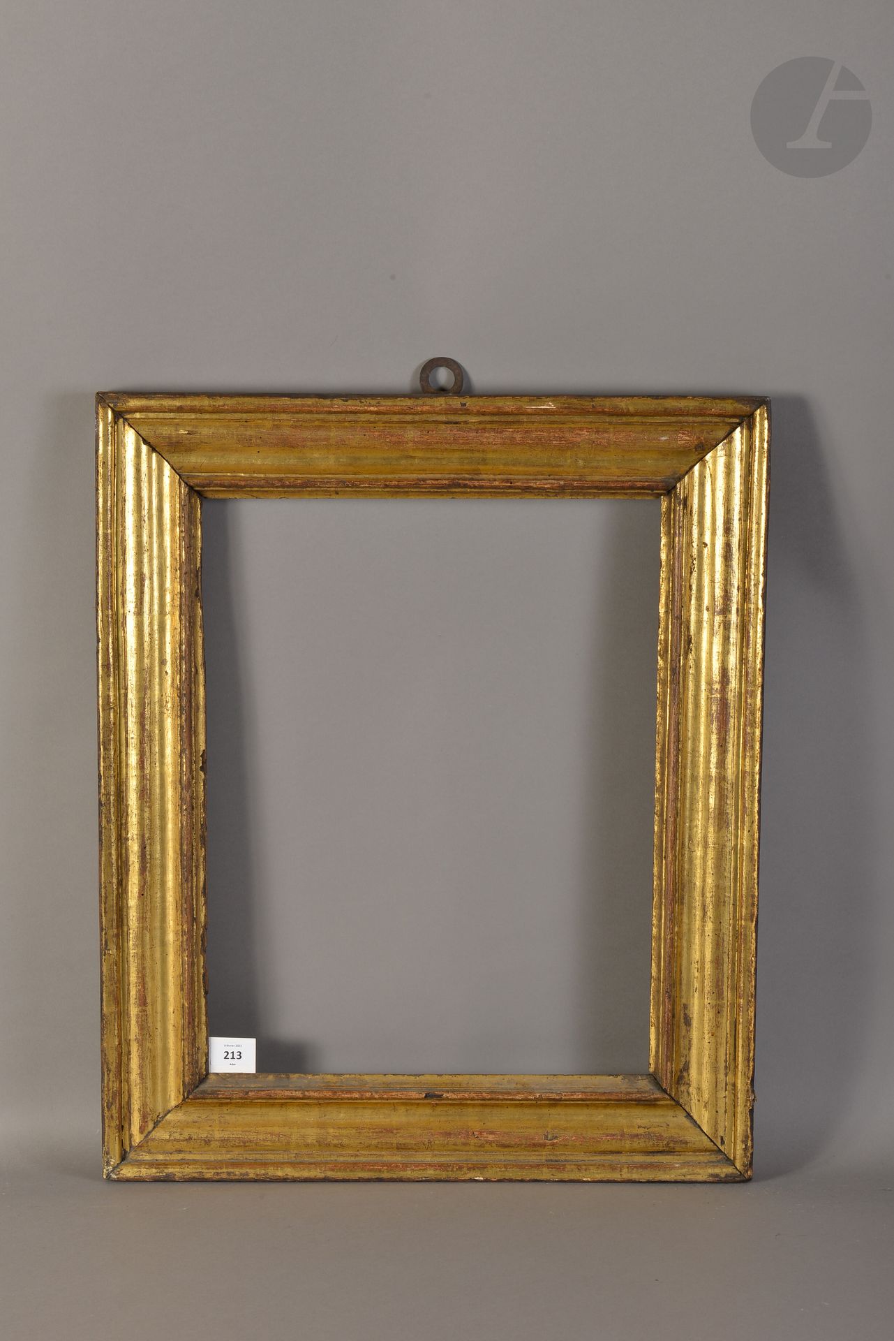 Cadre en bois mouluré et doré . Italie, Fin du XVIe siècle (modifié dans ses dimensions). 40,5 x 52,2 cm - Profil : 9,5 cm