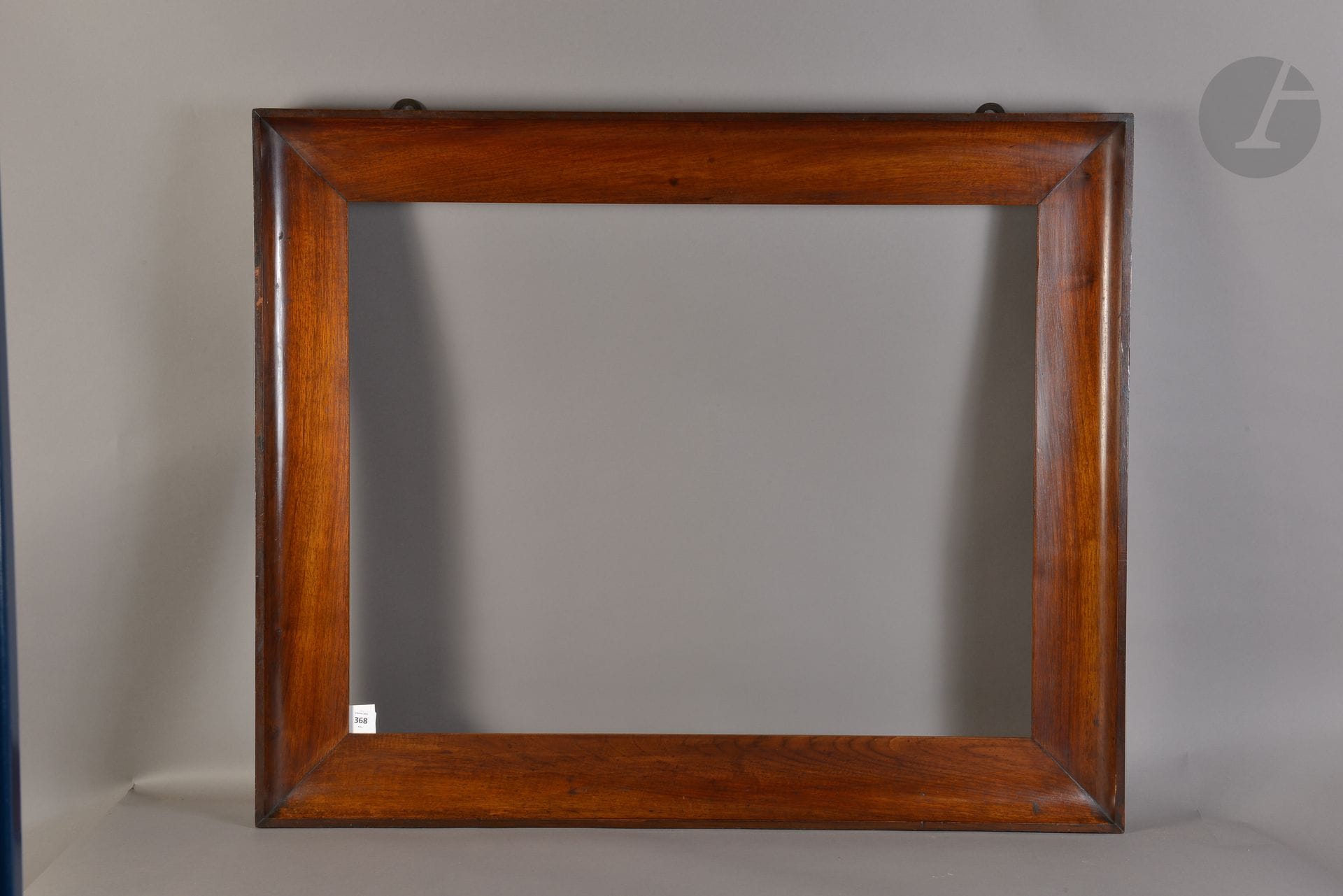Gorge en noyer mouluré sur une âme en sapin. Italie Début du XIXe siècle. 67,5 x 86,6 cm - Profil : 11,5 cm (30F)
